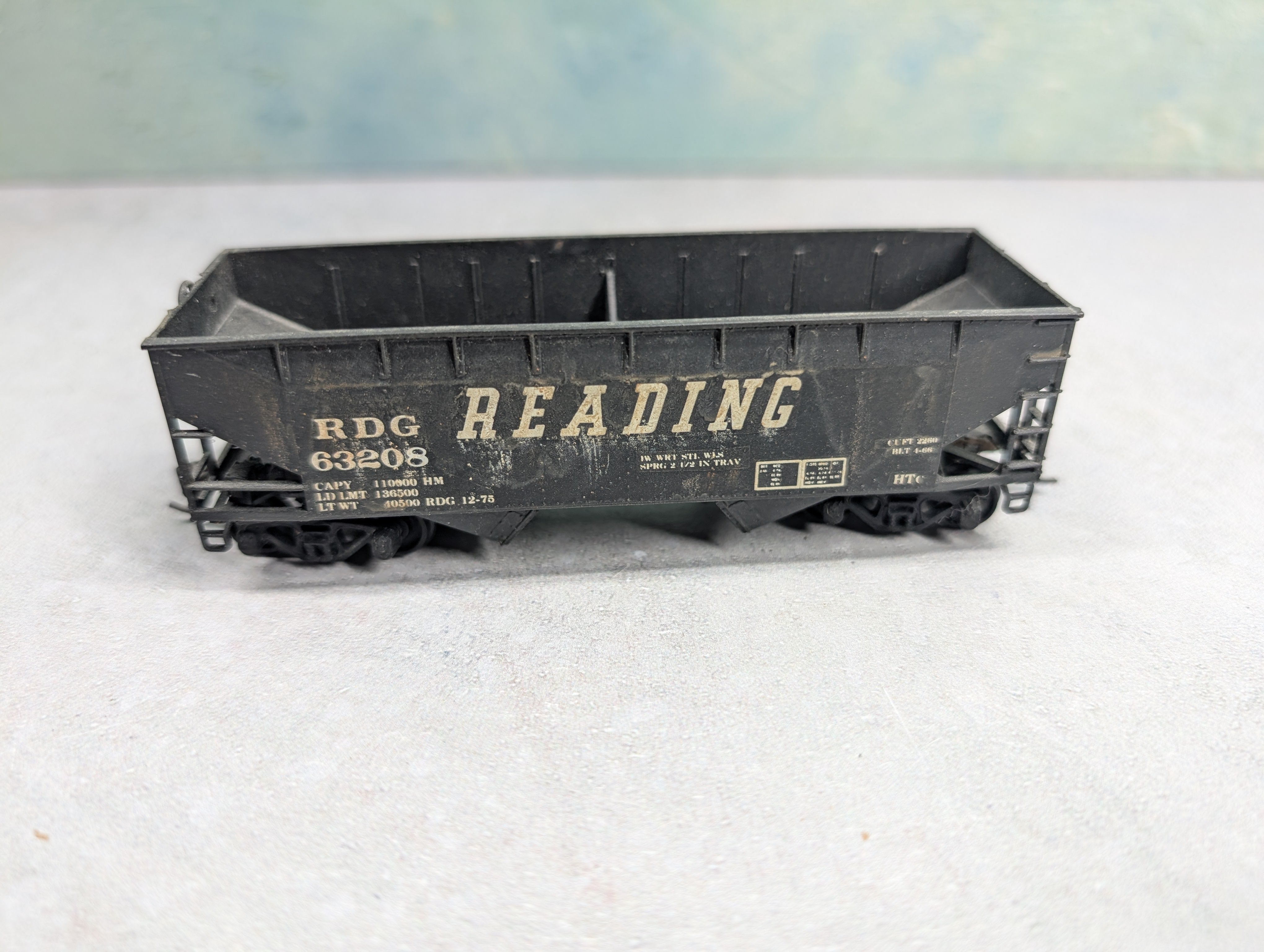 USED Athearn HO Scale 2 Bay Open Hopper Reading RDG #63208