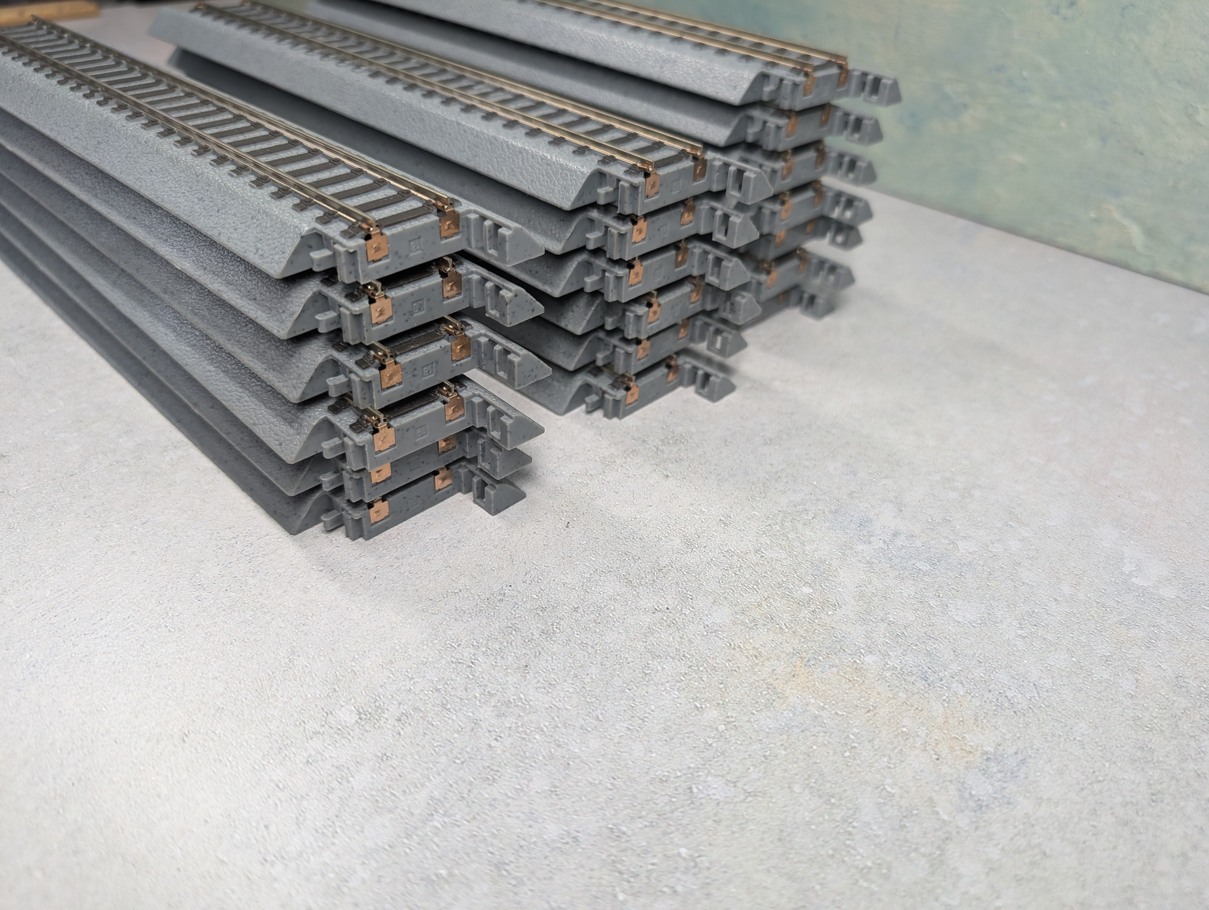 USED Life-Like HO Scale Power-Loc 9" Straight Track Gray Code 100 (19 pcs)