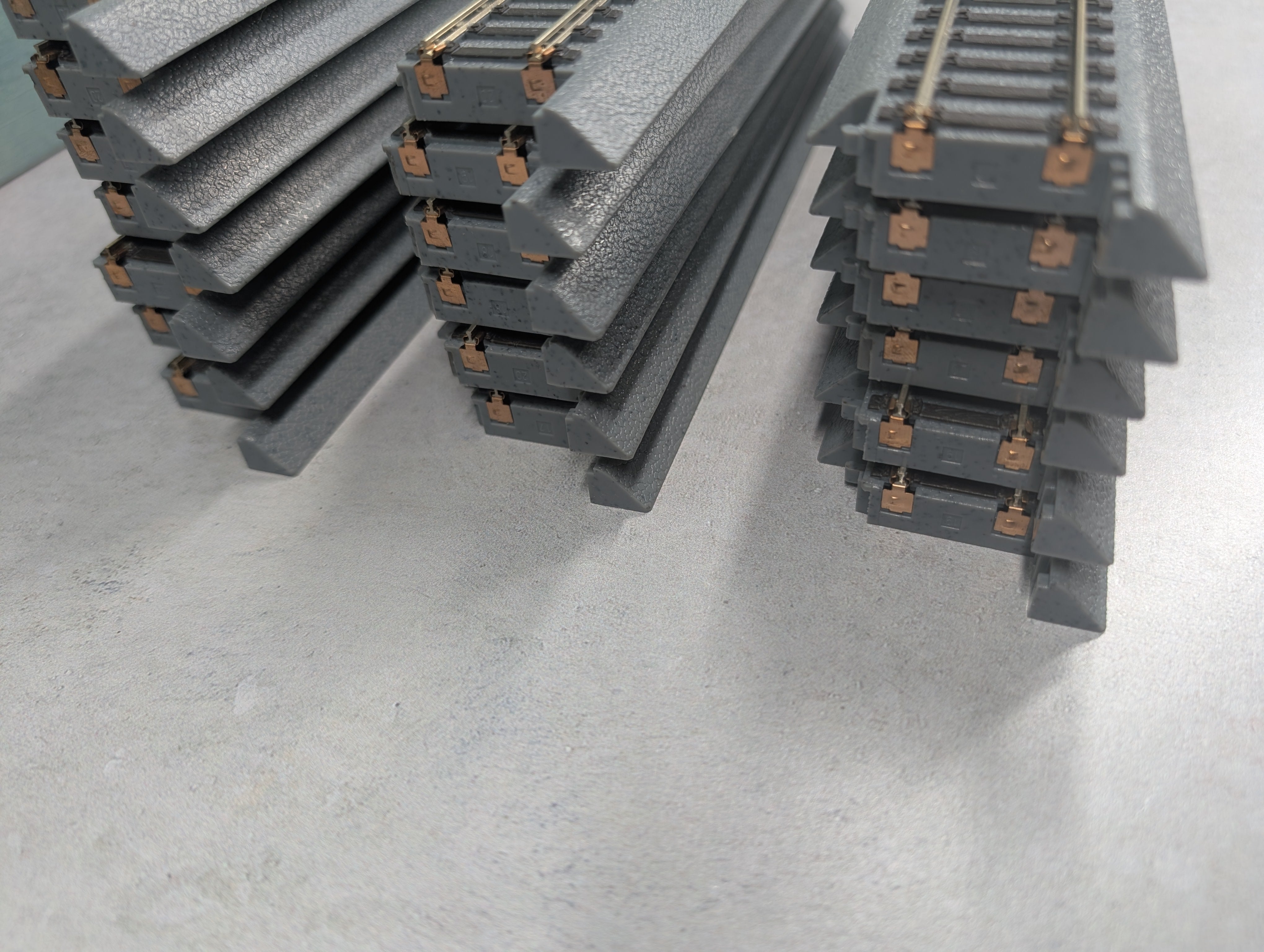 USED Life-Like HO Scale Power-Loc 9" Straight Track Gray Code 100 (19 pcs)