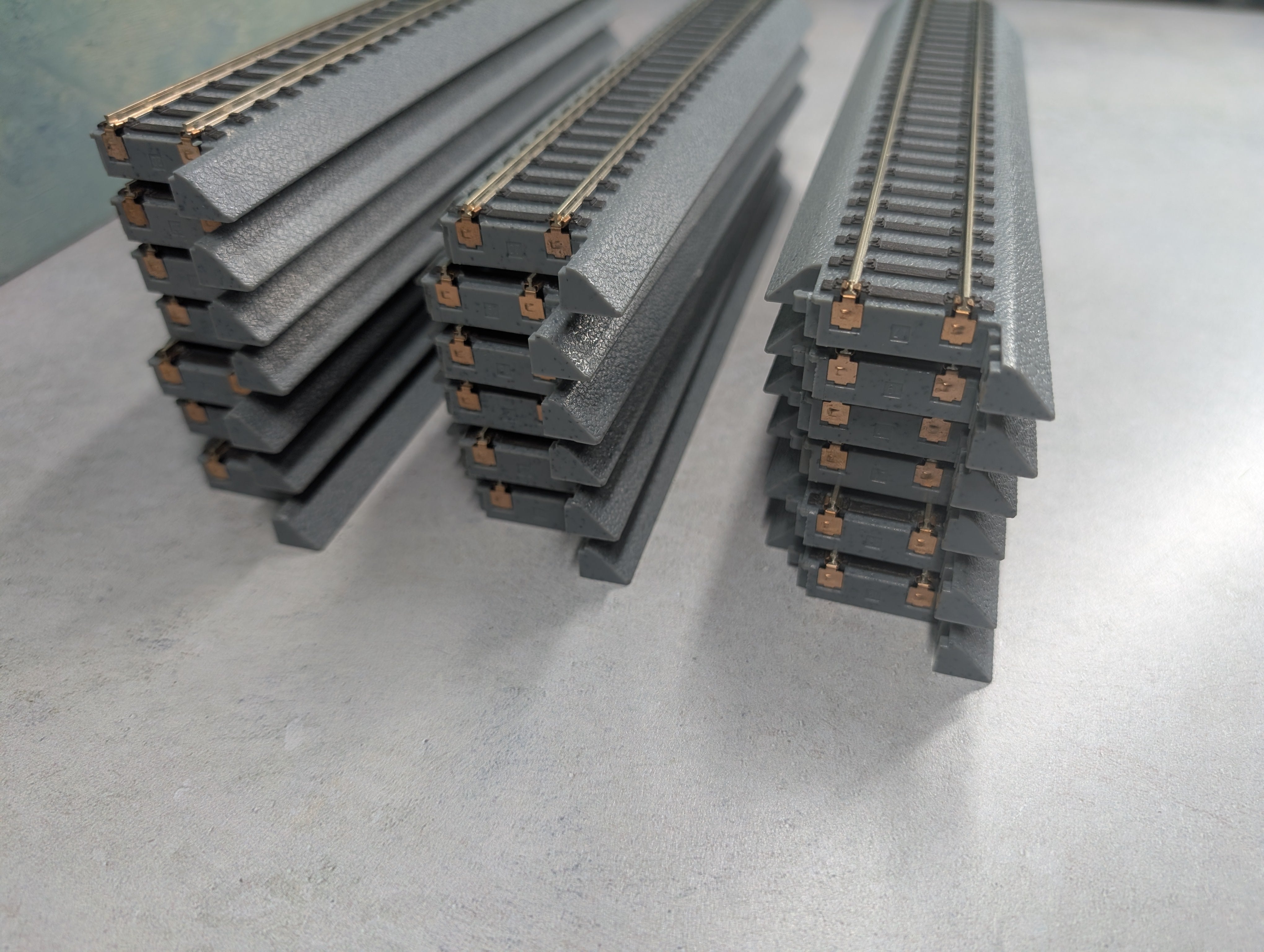 USED Life-Like HO Scale Power-Loc 9" Straight Track Gray Code 100 (19 pcs)