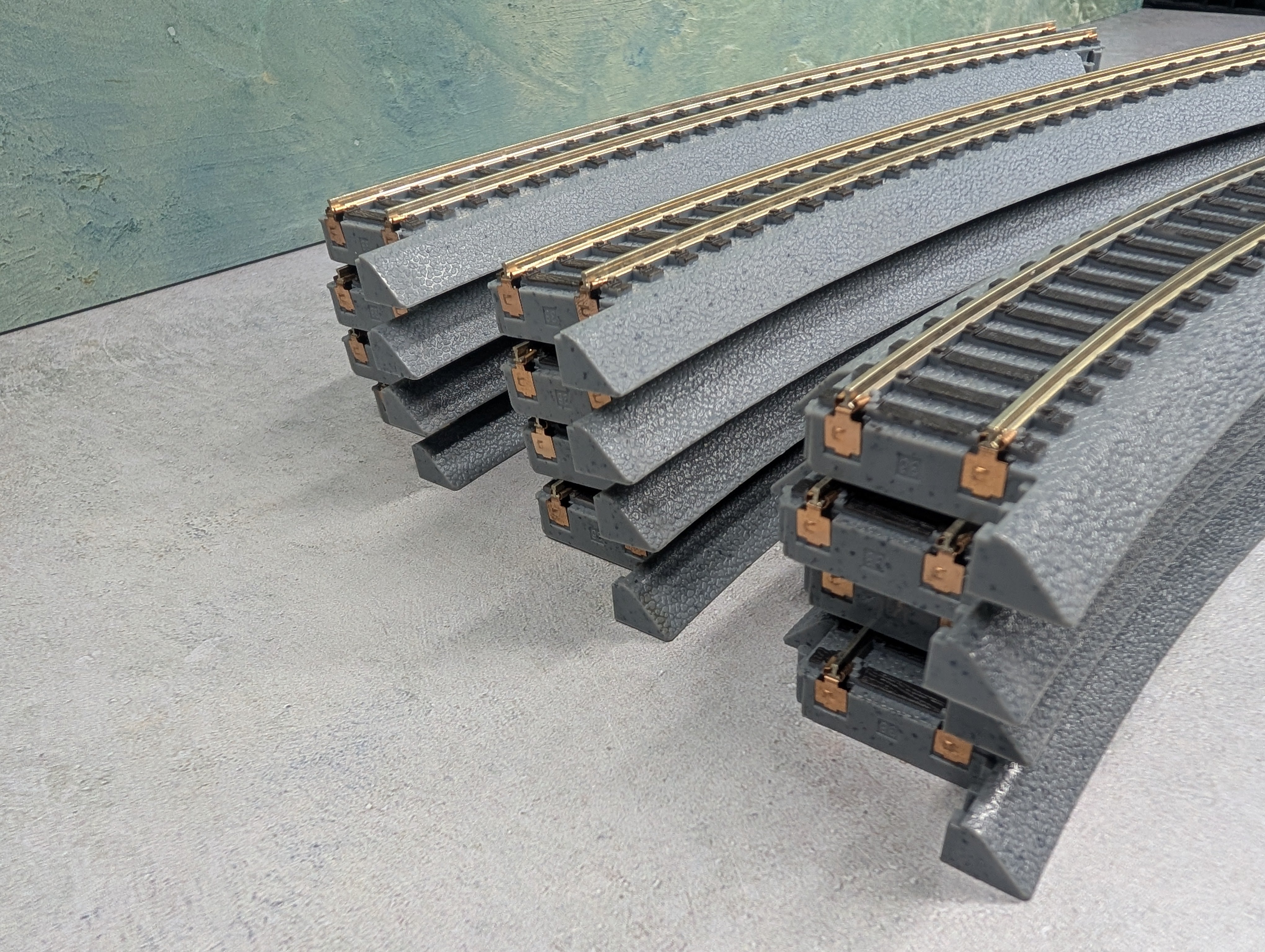 USED Life-Like HO Scale Power-Loc 18" Curved Track Gray Code 100 (12 pcs)