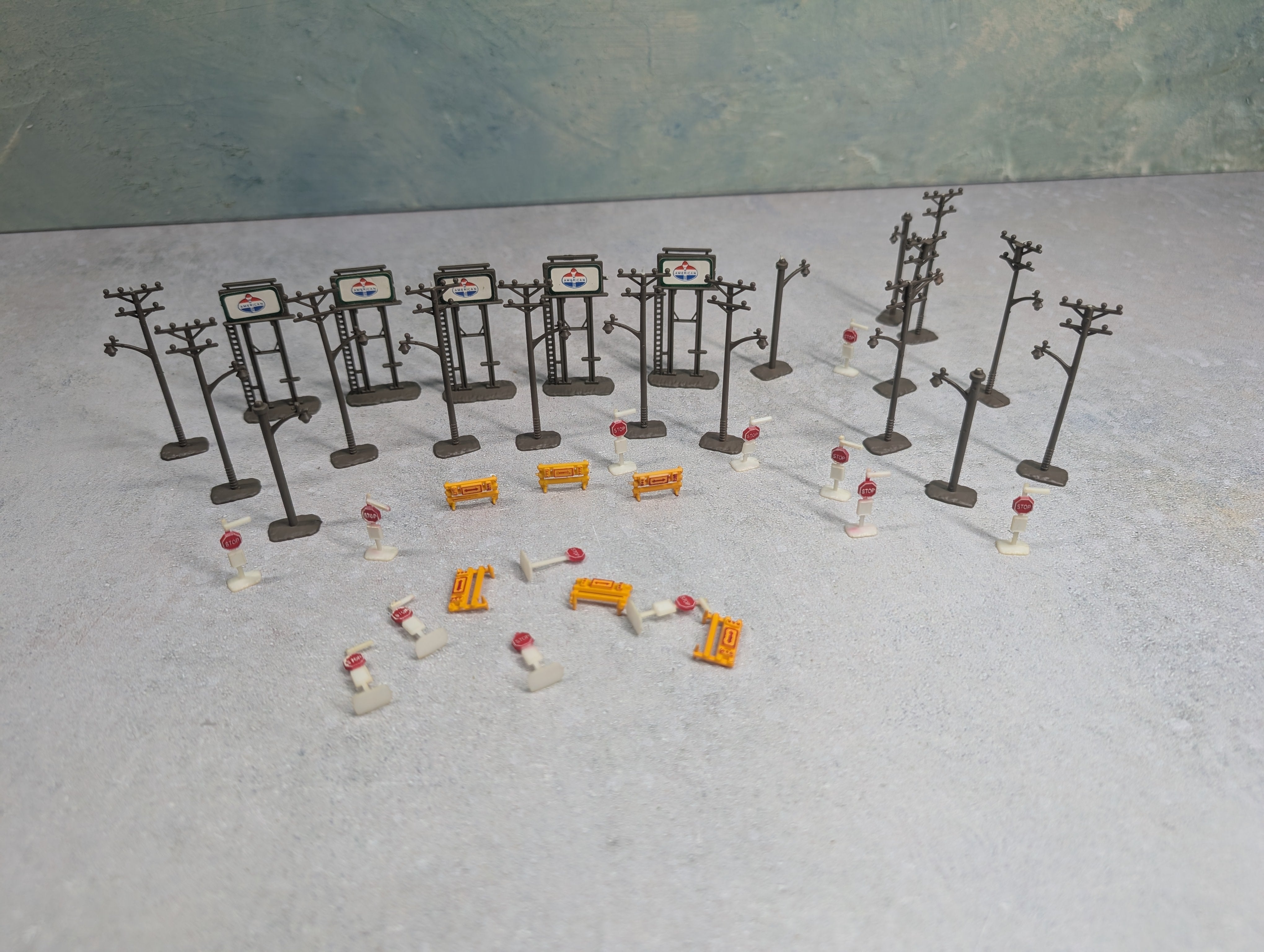 USED N Scale Generous Lot of Street Signs & Telephone Poles + more