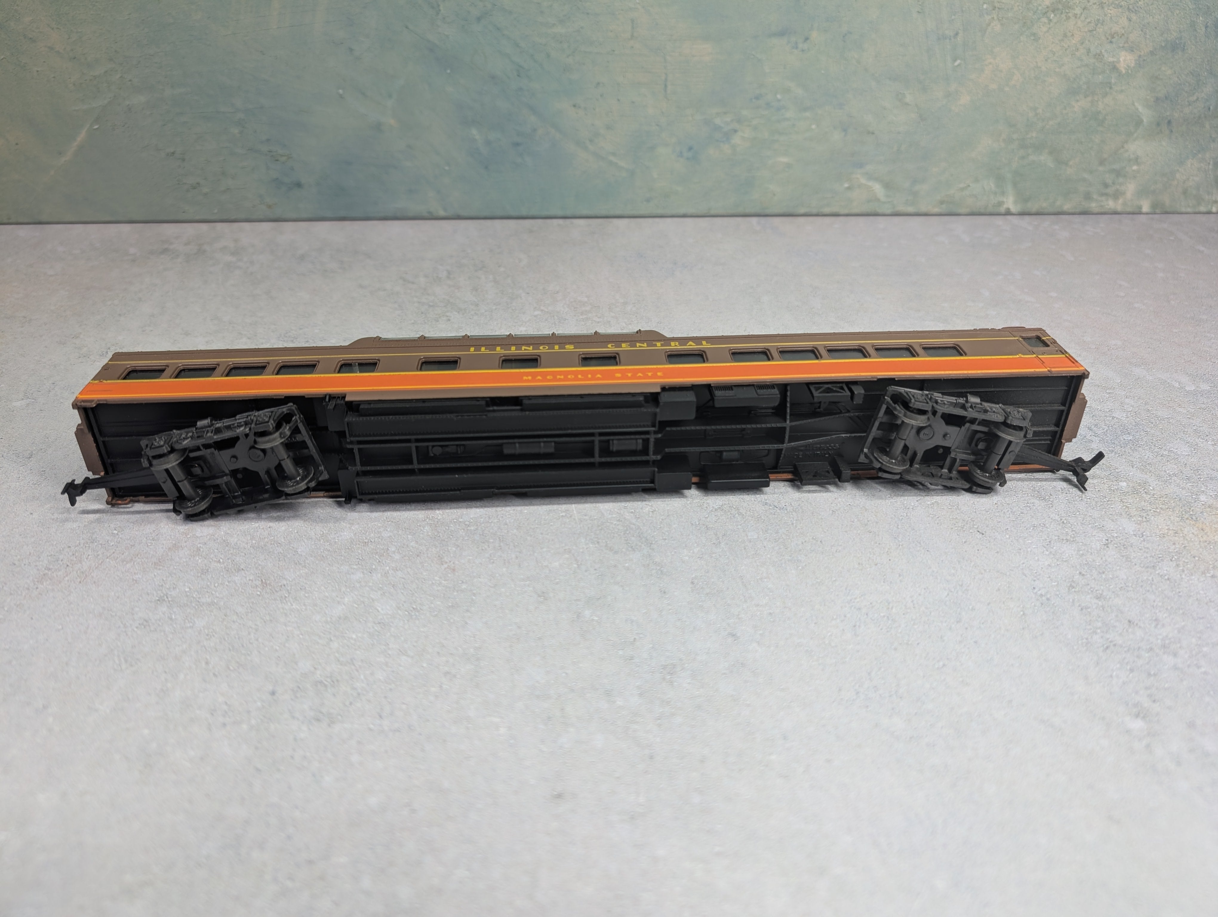 USED Rivarossi HO Scale Vista Dome Coach Passenger Car Illinois Central Magnolia State