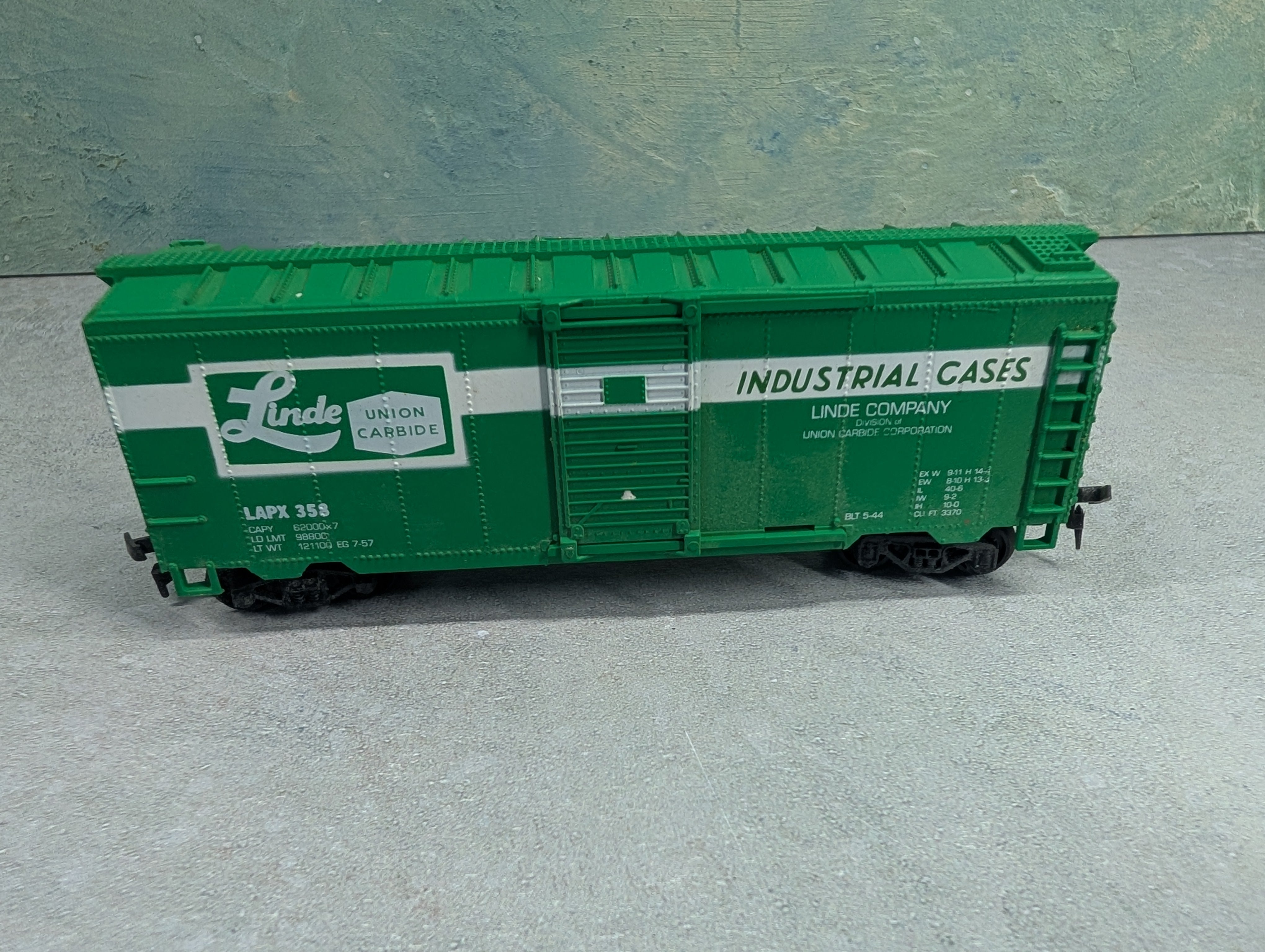 USED Life-Like HO Scale 40' Box Car Linde Union Carbide LAPX #358