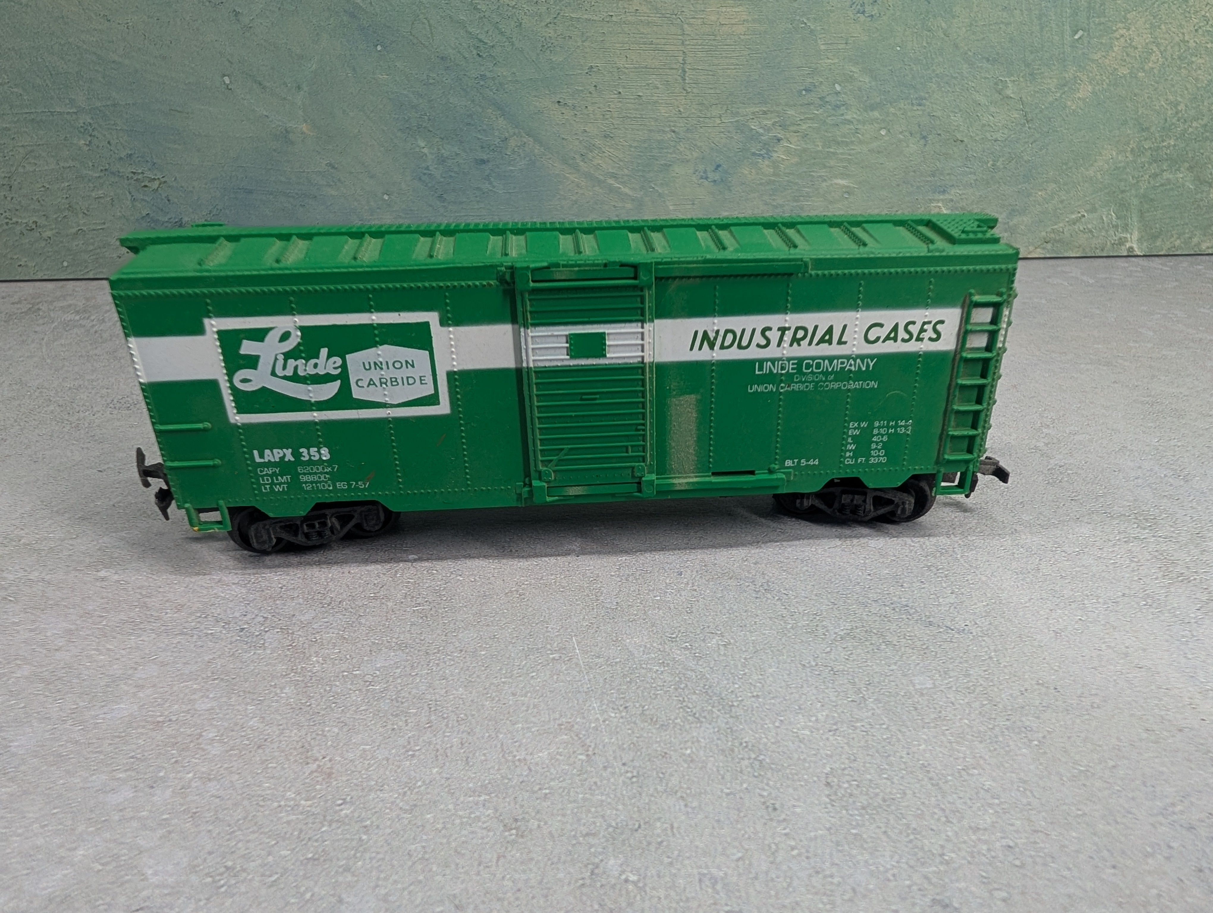 USED Life-Like HO Scale 40' Box Car Linde Union Carbide LAPX #358