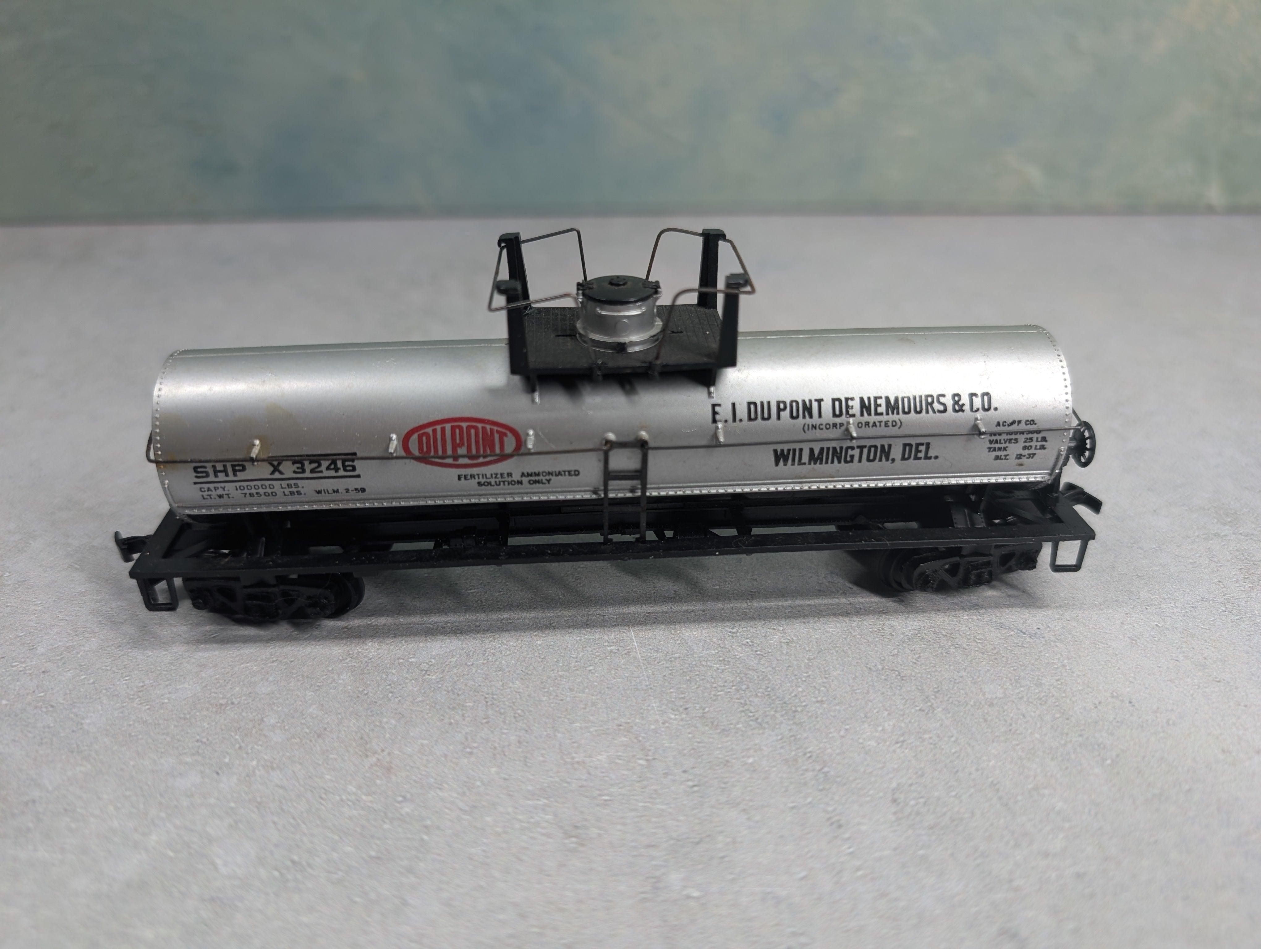 USED Athearn HO Scale Single Dome Tank Car Dupont SHPX #3246