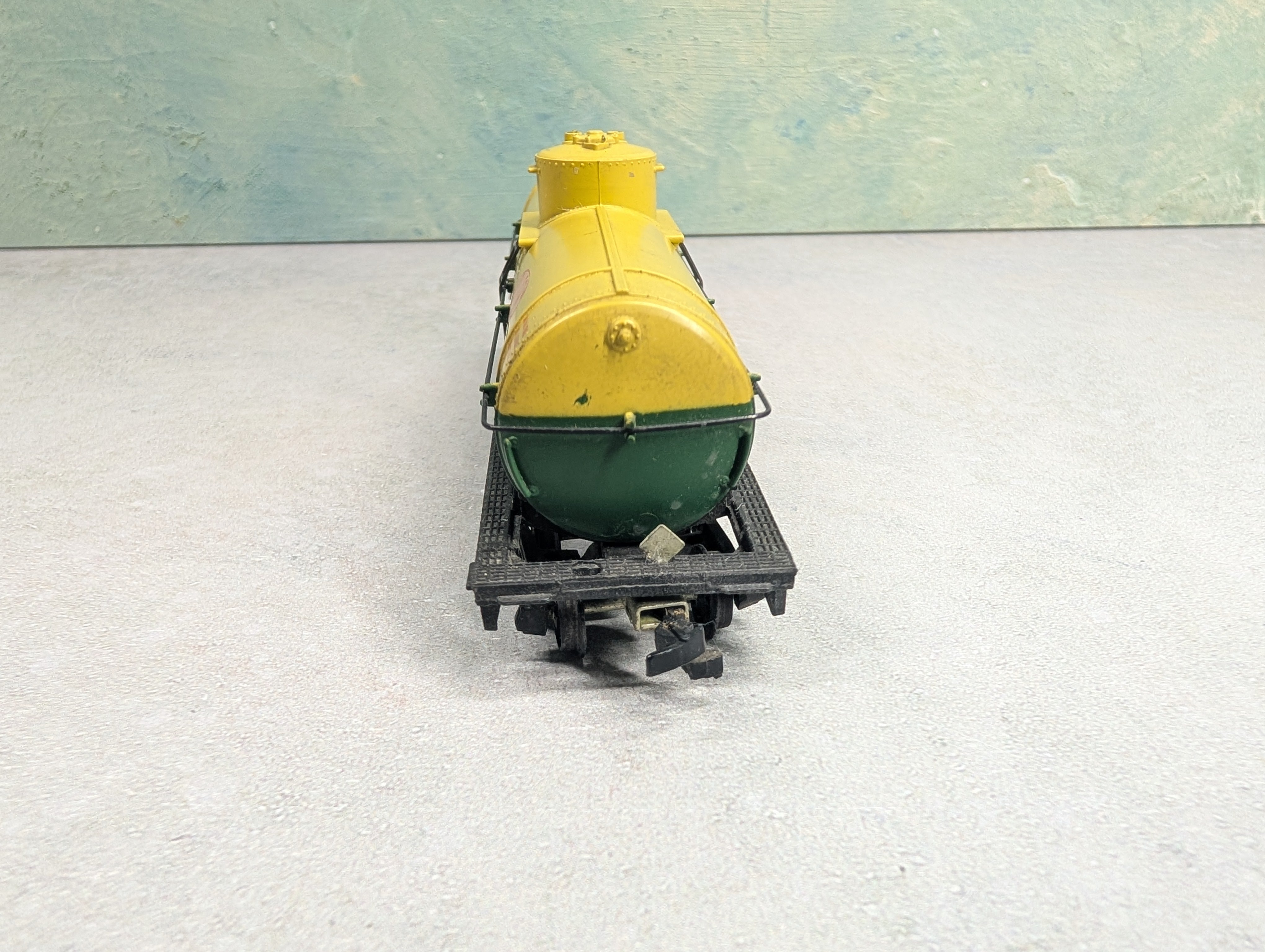 USED Mantua HO Scale Single Dome Tank Car Dupont DUPX #6046