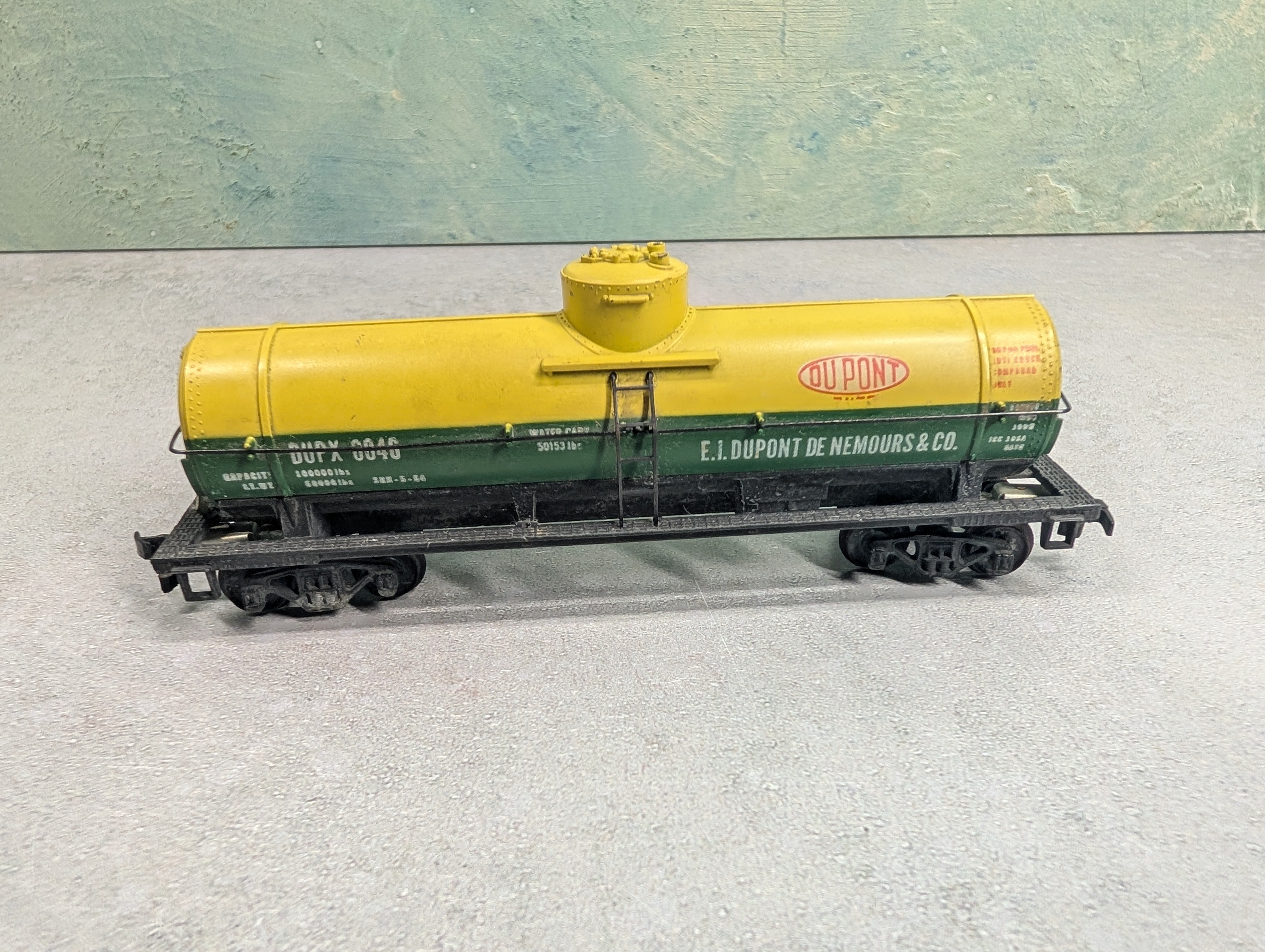 USED Mantua HO Scale Single Dome Tank Car Dupont DUPX #6046