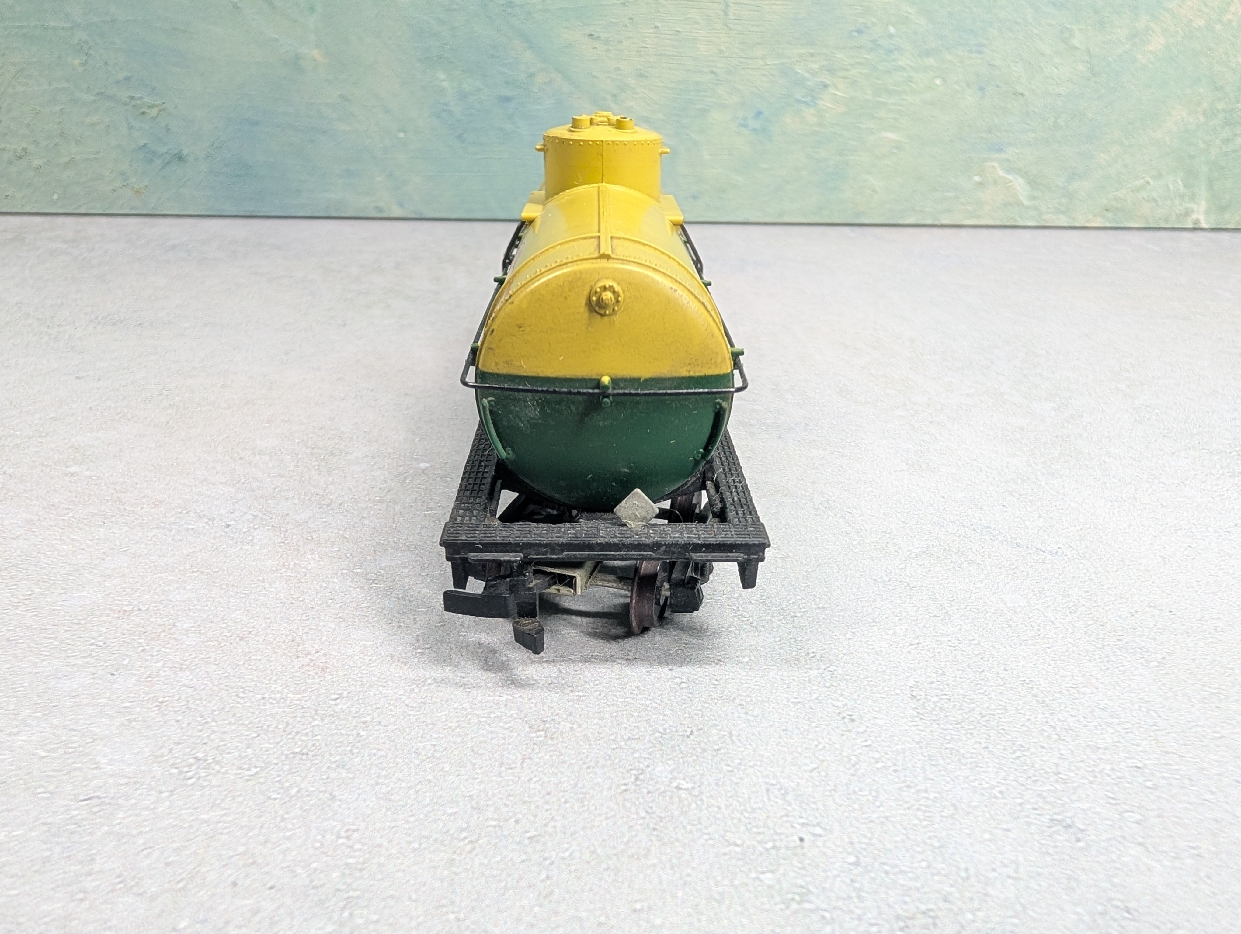USED Mantua HO Scale Single Dome Tank Car Dupont DUPX #6046