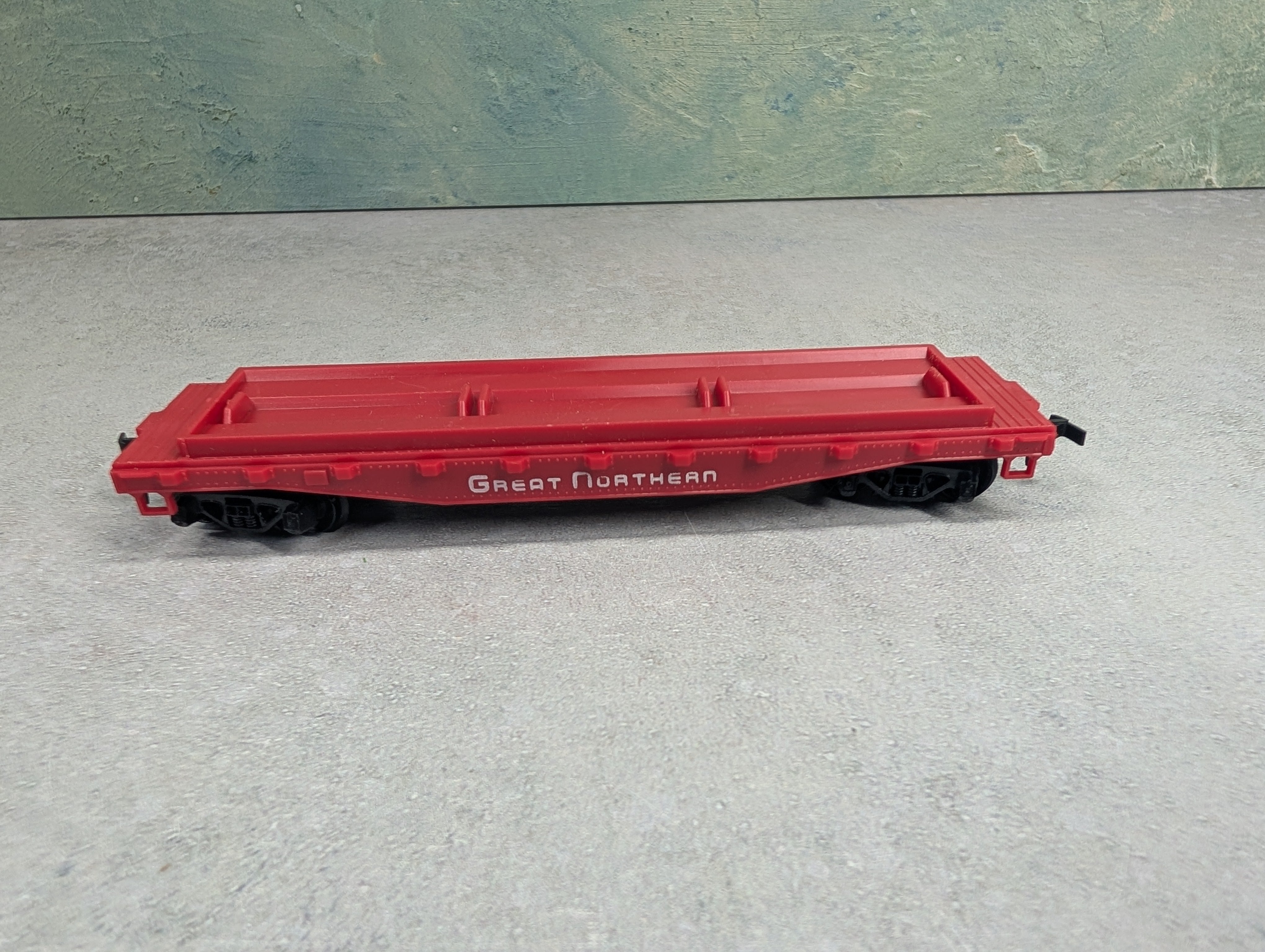 USED Tyco HO Scale 40' Flat Car Great Northern w/ Culvert Pipes