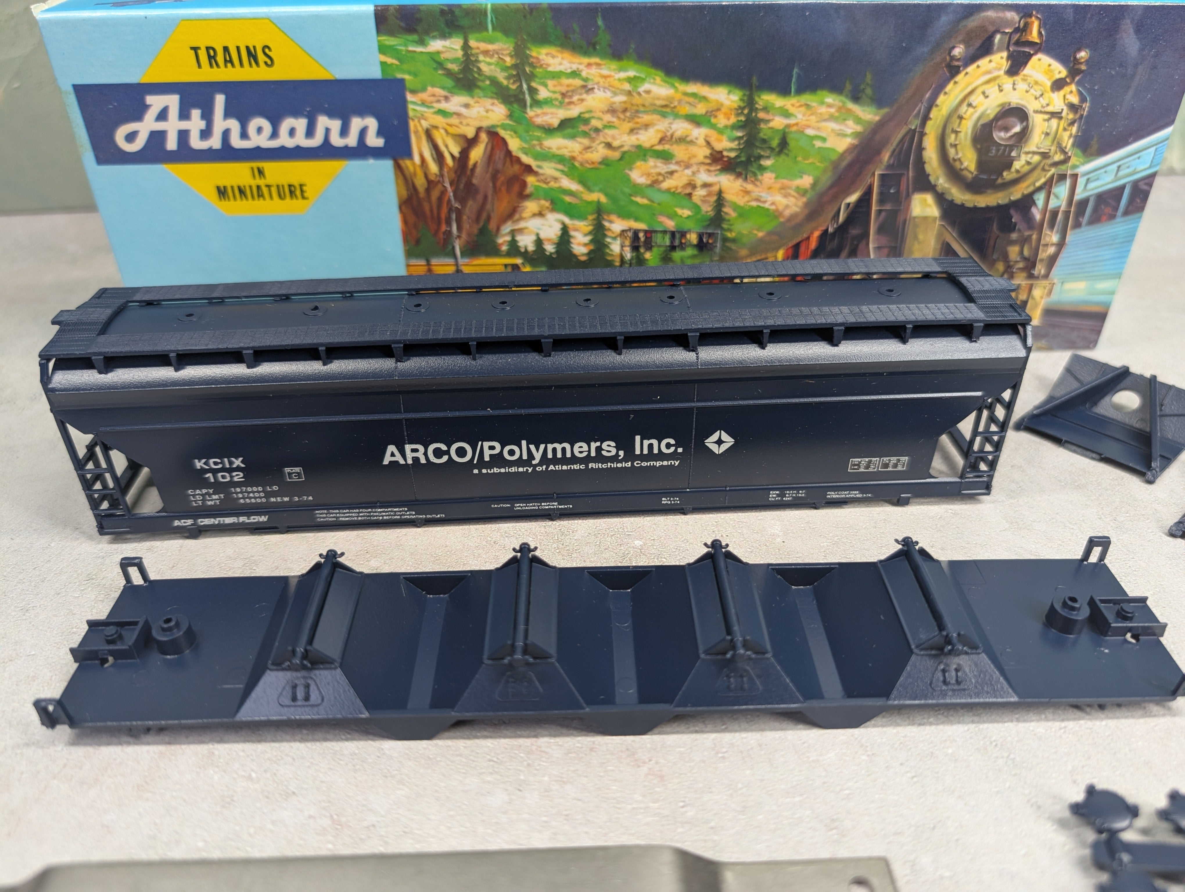 USED Athearn 1990 HO Scale 55' ACF Center-Flow Hopper Arco Polymers KCIX #102 Bev-Bel KIT