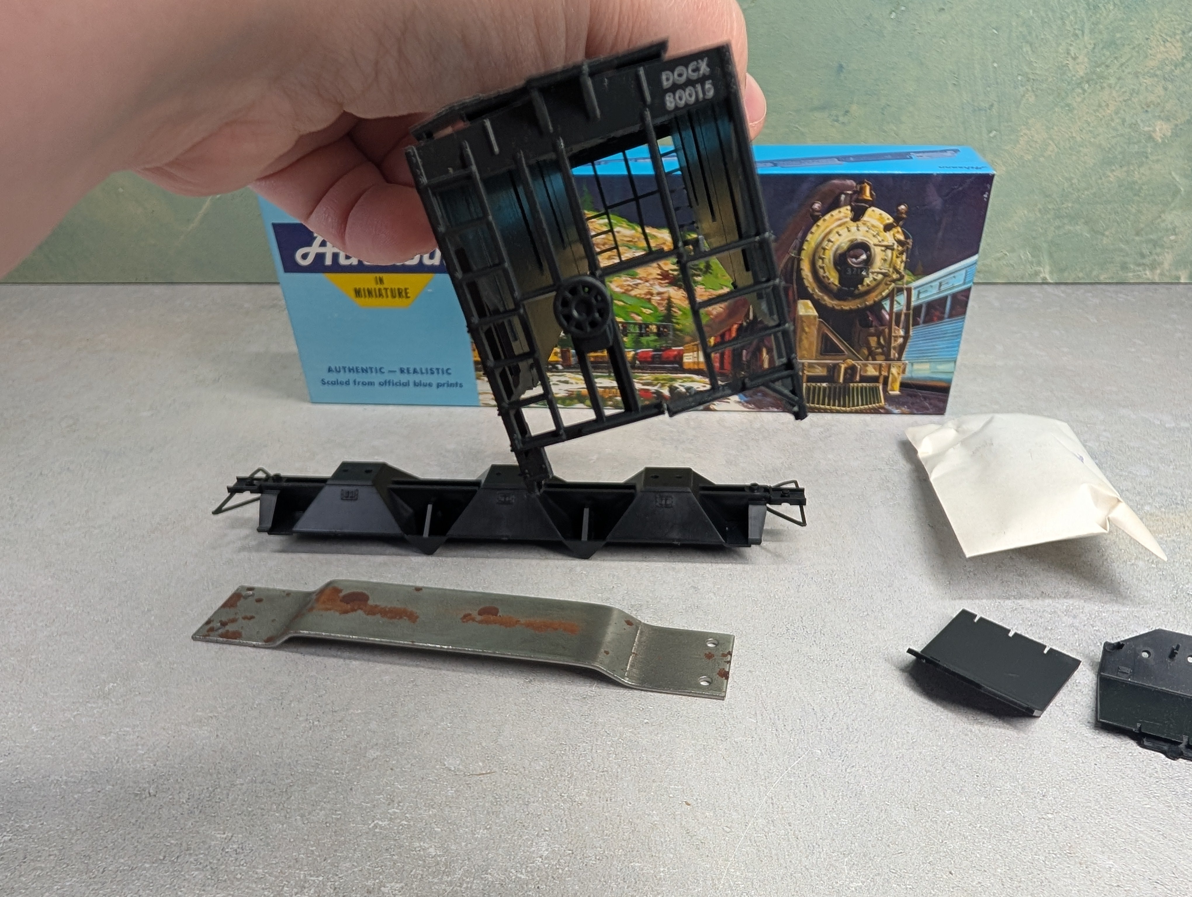 USED Athearn 2234 HO Scale 54' PS Ribside Hopper Dupont DOCX #80015 Bev-Bel KIT