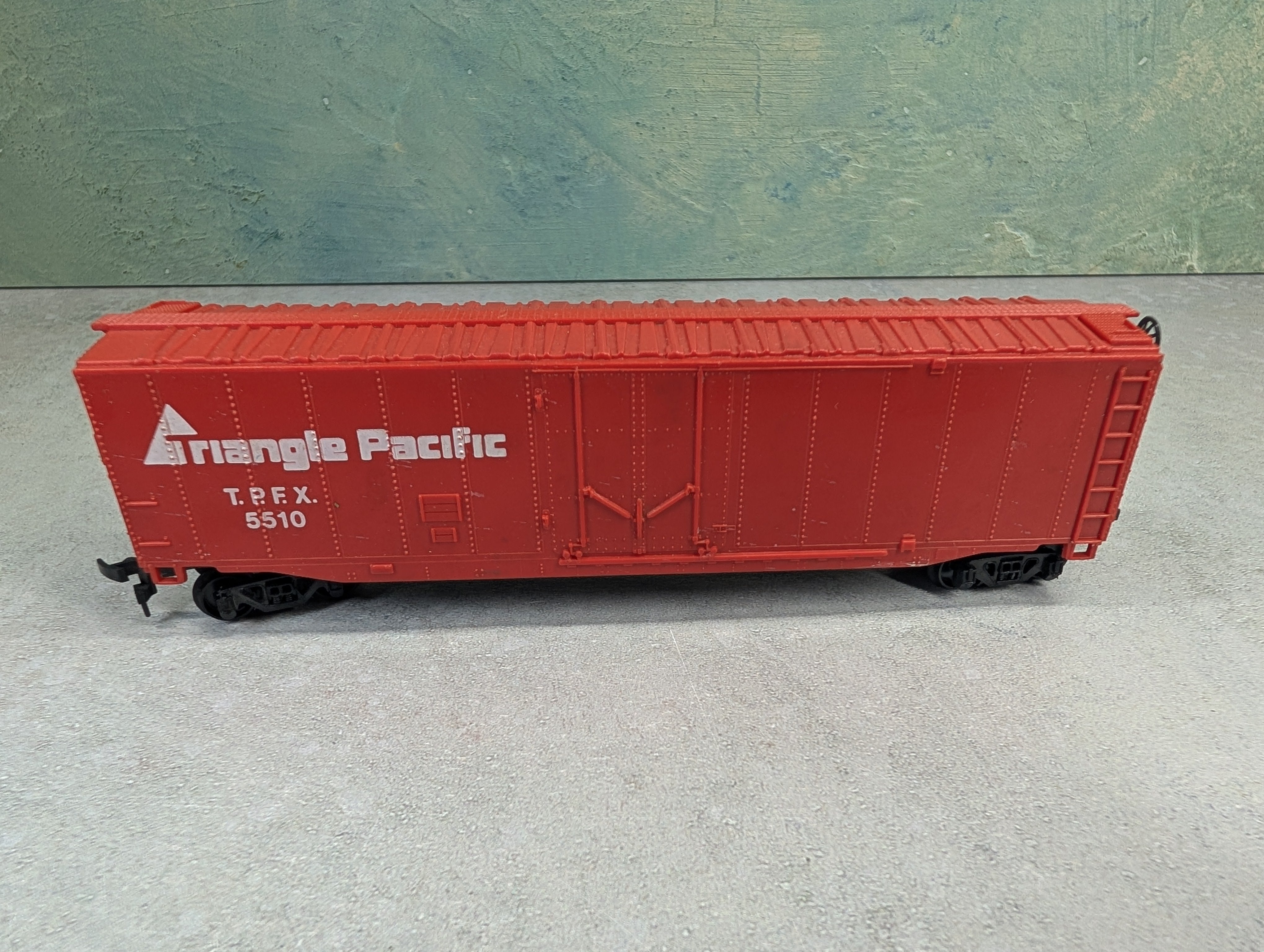 USED Bachmann HO Scale 50' Box Car Triangle Pacific TPFX #5510