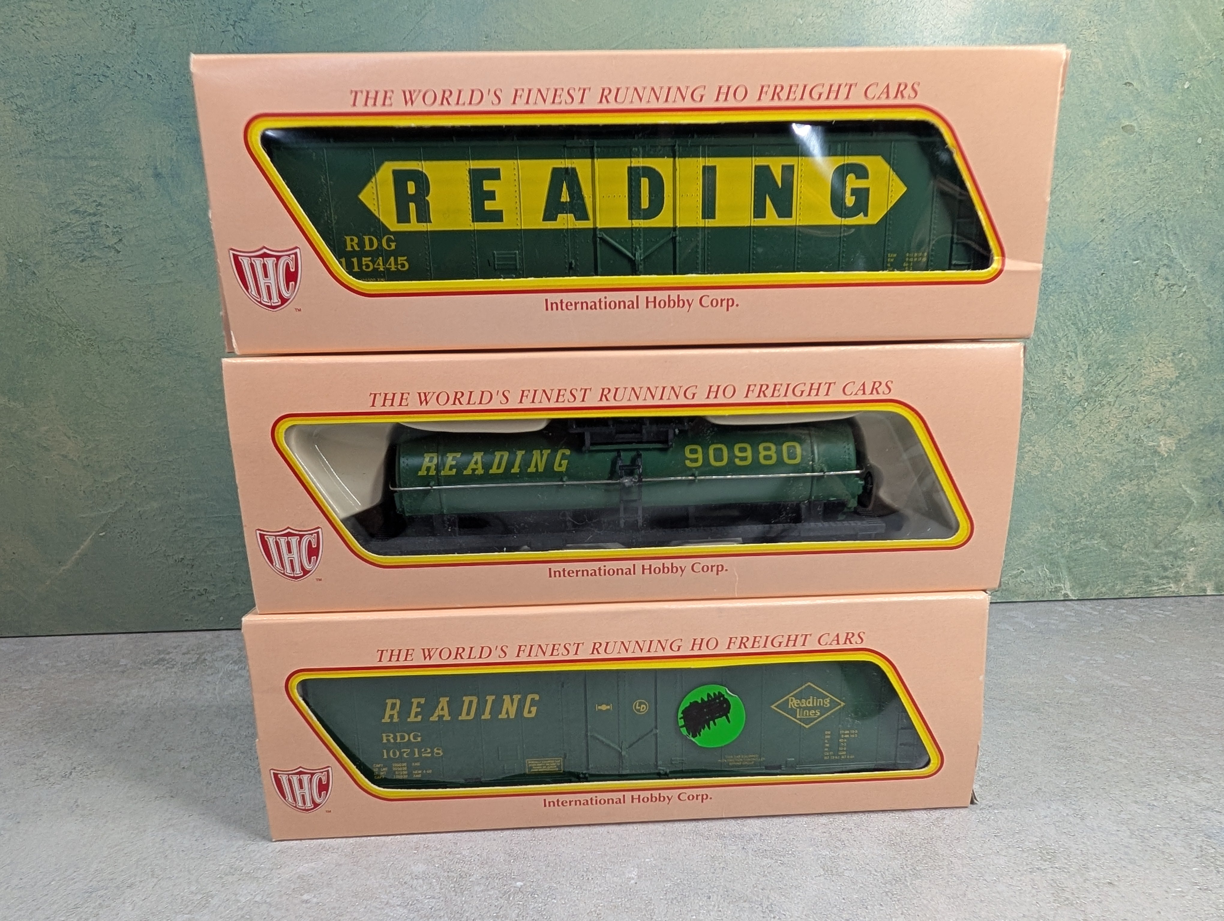 USED IHC HO Scale Lot of Freight Cars (Tank Car & Box Cars Reading 90980