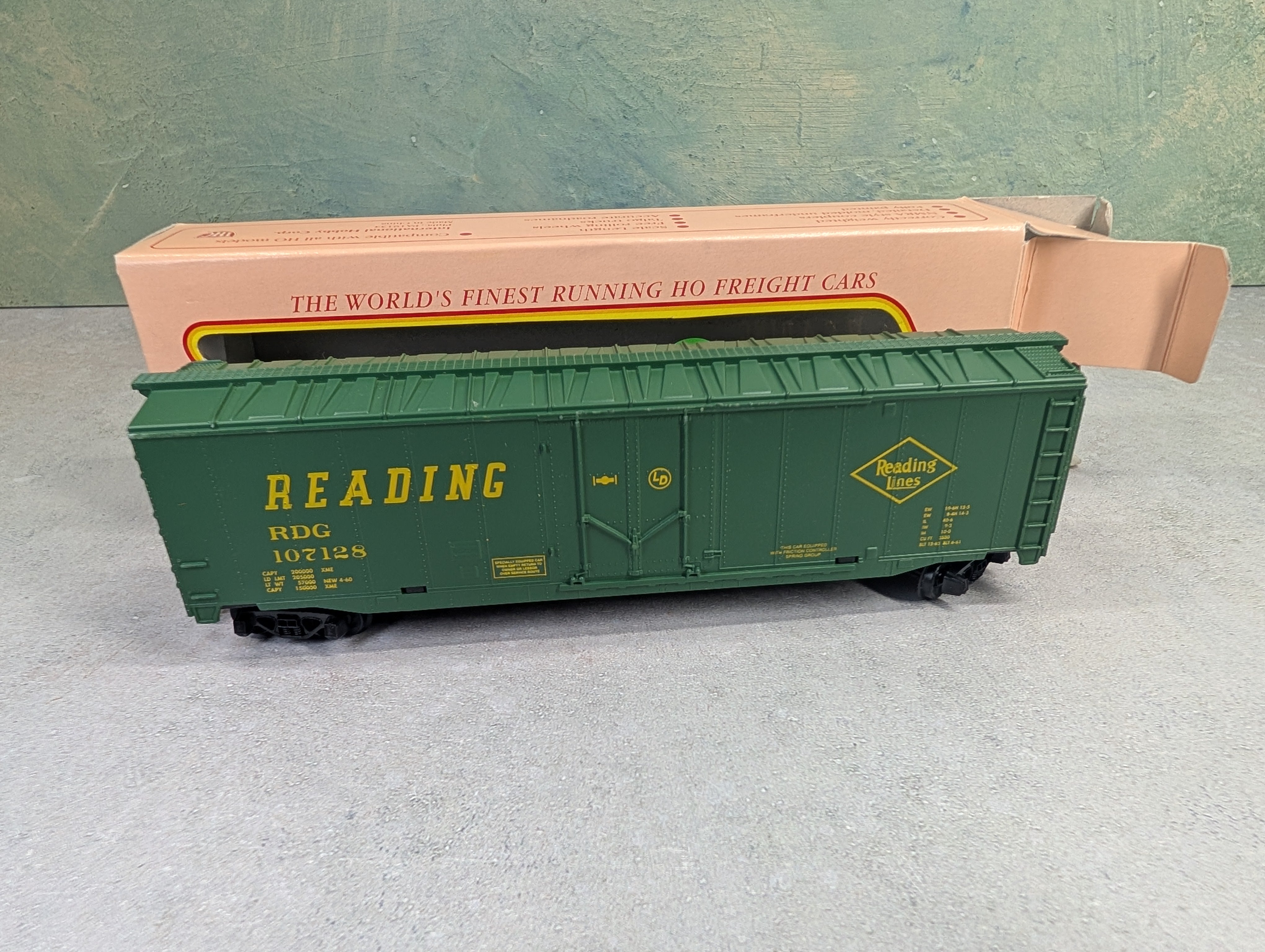 USED IHC HO Scale Lot of Freight Cars (Tank Car & Box Cars Reading 90980