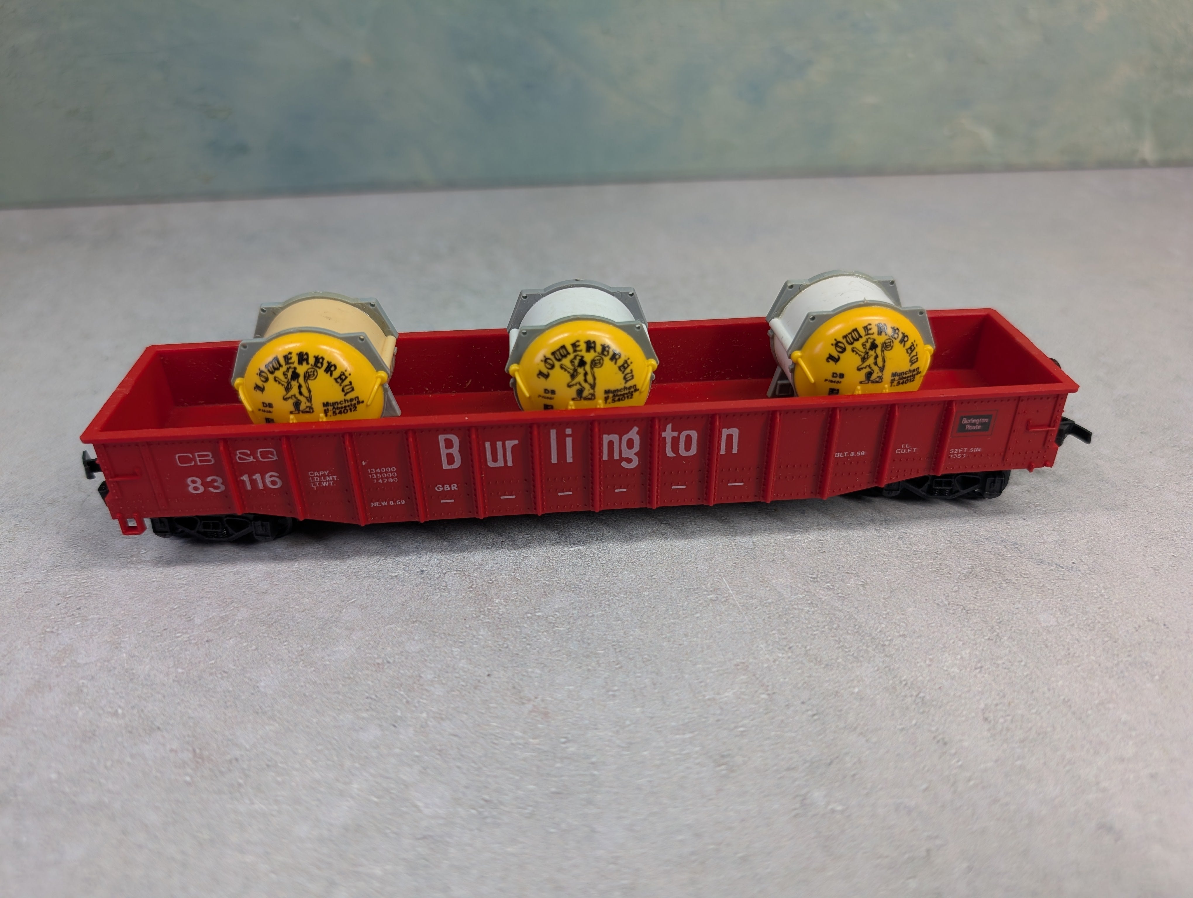 USED PMI 6736 HO Scale 50' Gondola w/ Lowenbrau Beer Loads Burlington CB&Q #83116