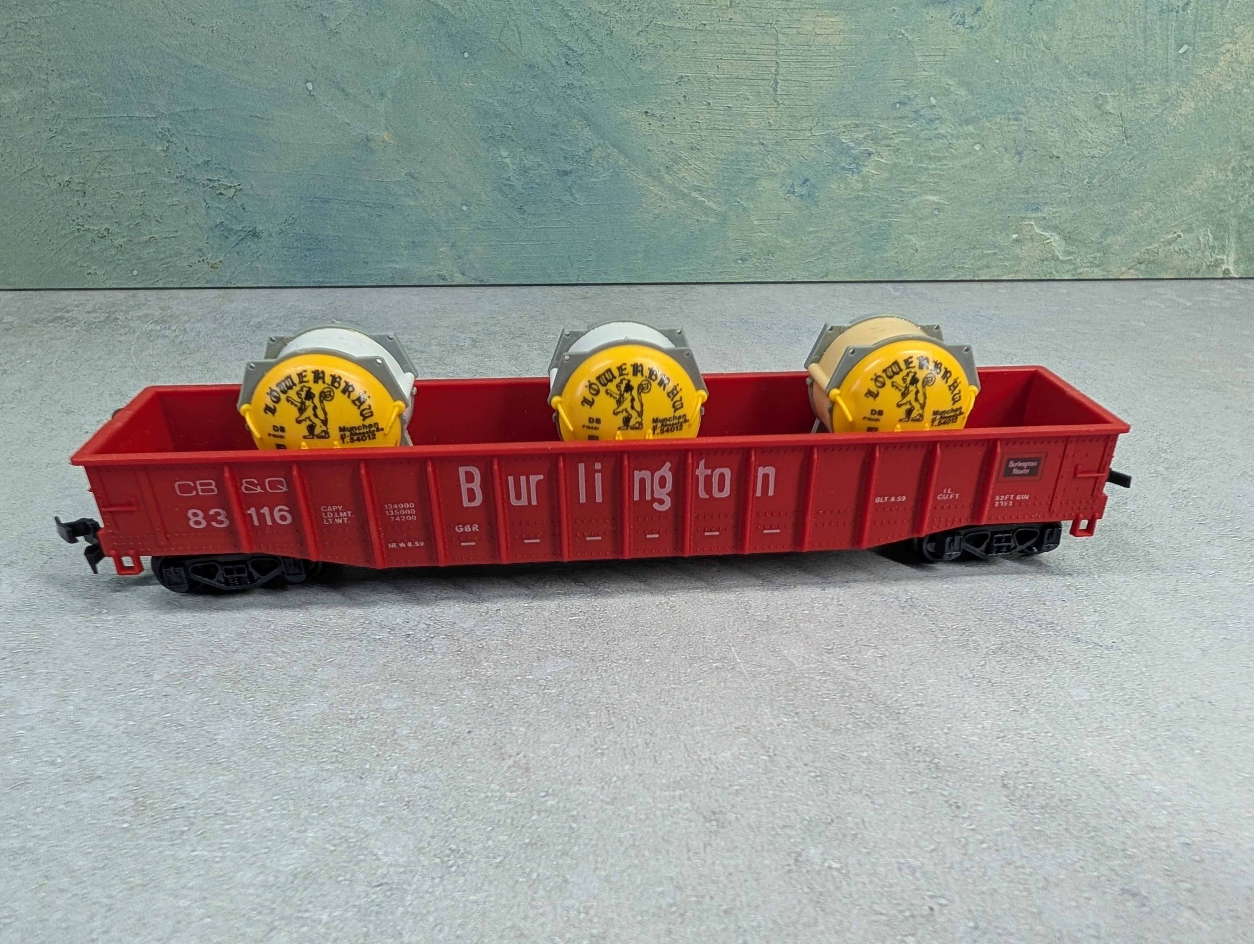 USED PMI 6736 HO Scale 50' Gondola w/ Lowenbrau Beer Loads Burlington CB&Q #83116