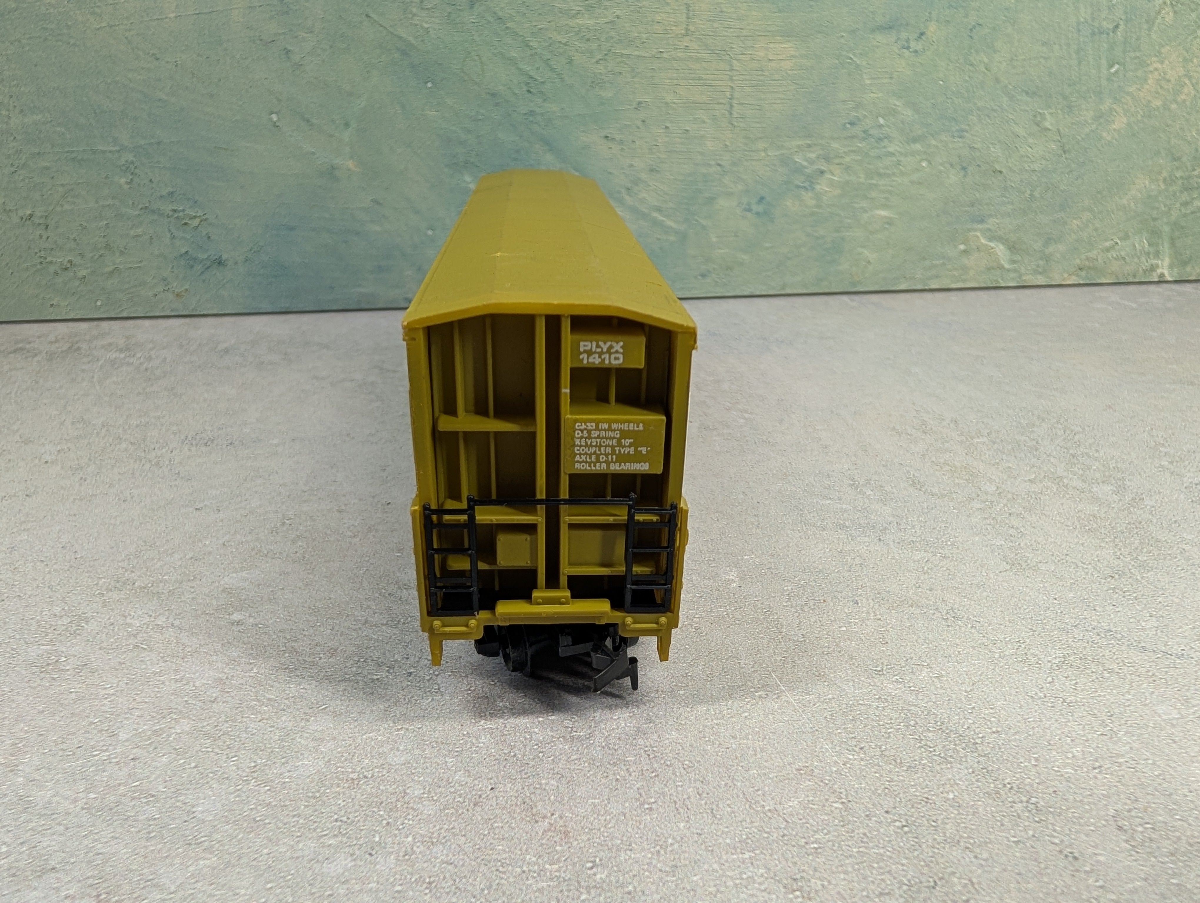 USED Life-Like HO Scale Thrall Door Box Car US Plywood PLYX #1410