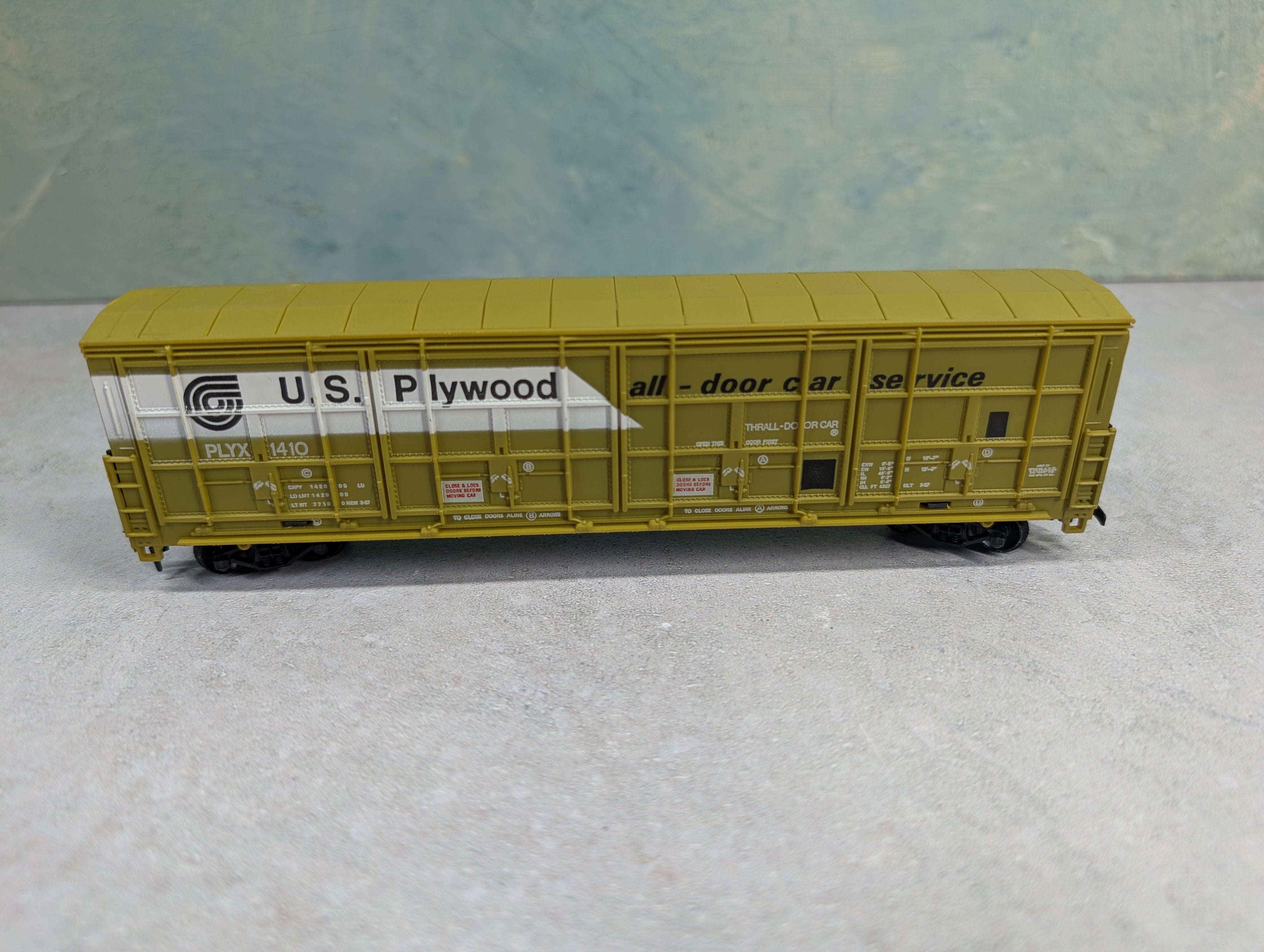 USED Life-Like HO Scale Thrall Door Box Car US Plywood PLYX #1410