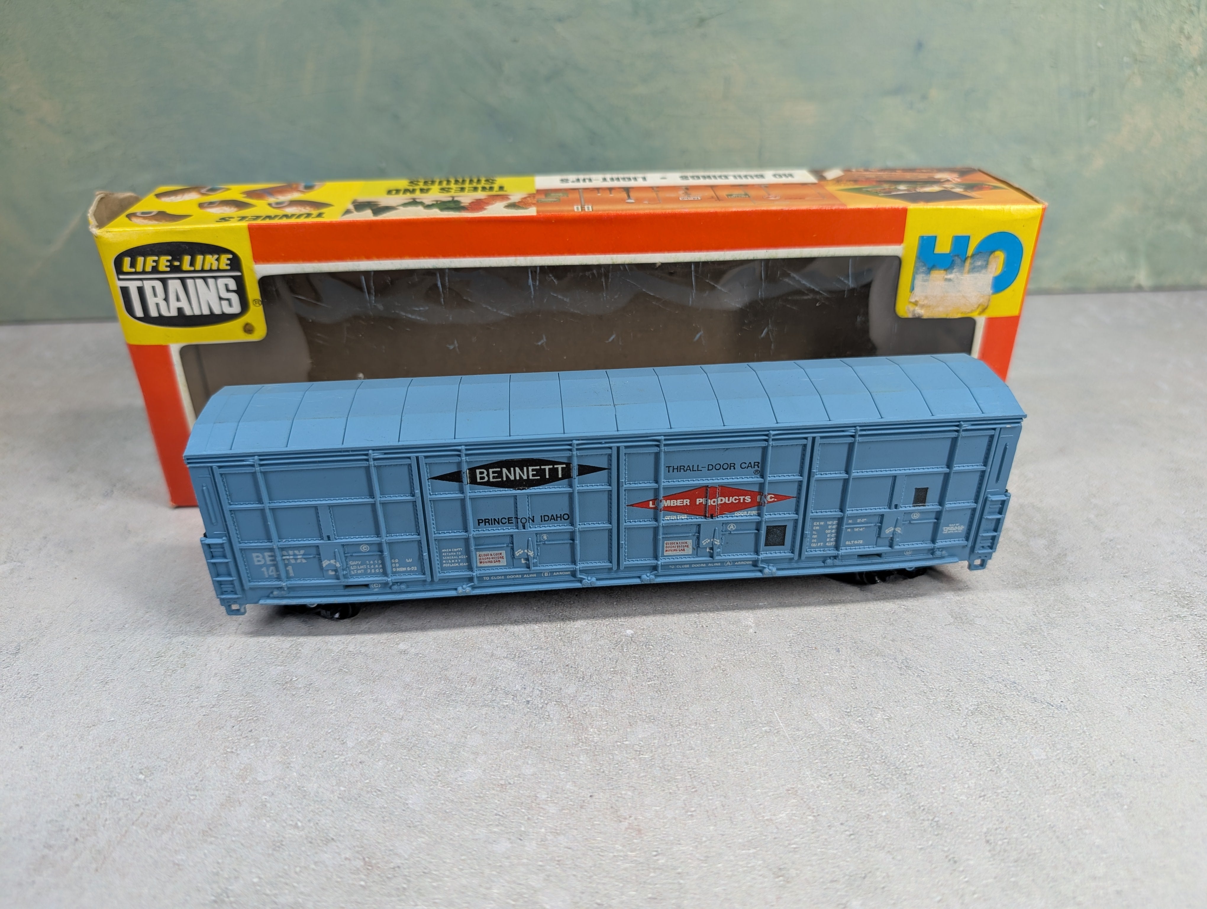 USED Life-Like HO Scale Thrall Door Box Car Bennett Lumber Products BENX #141