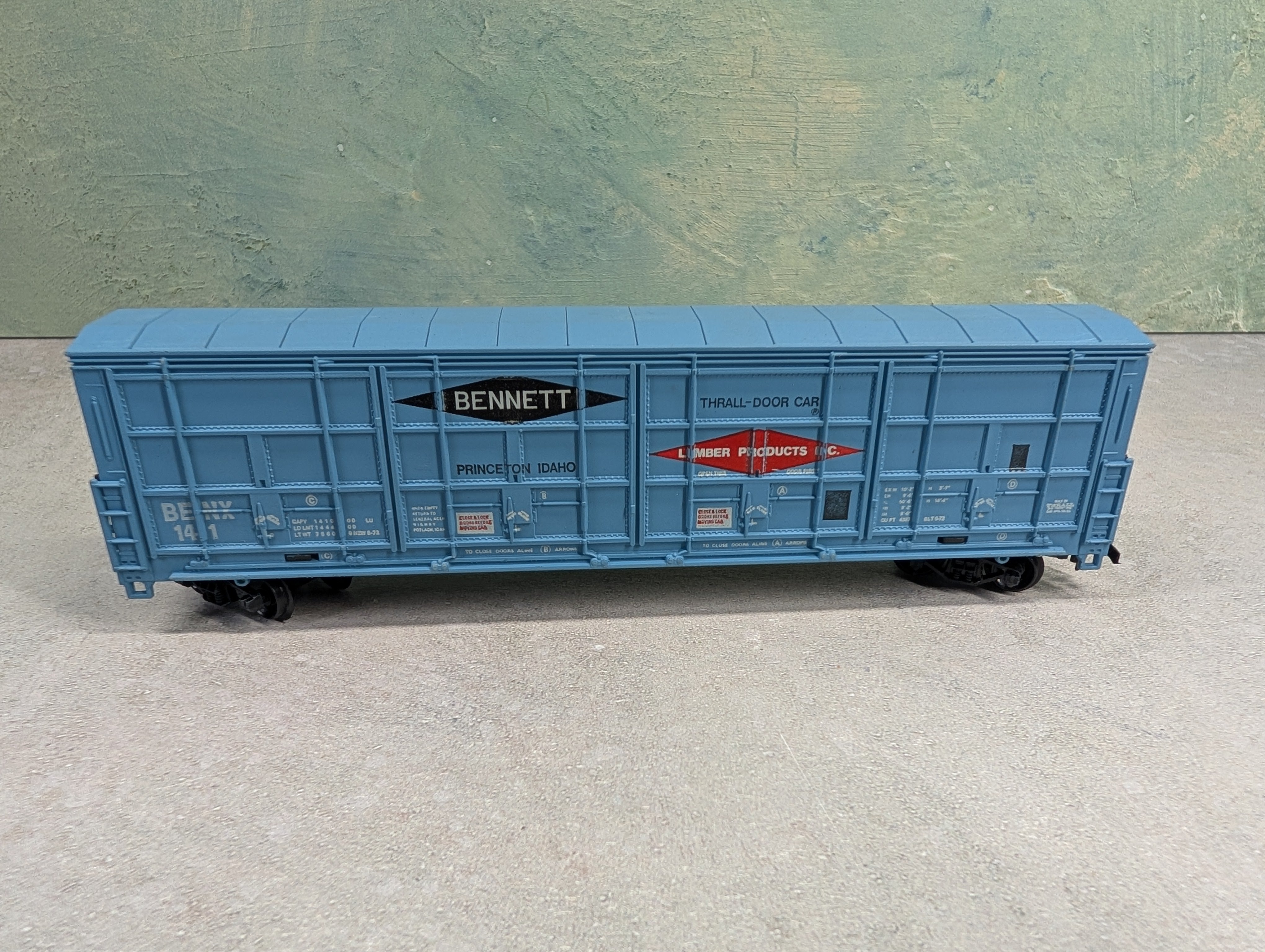 USED Life-Like HO Scale Thrall Door Box Car Bennett Lumber Products BENX #141
