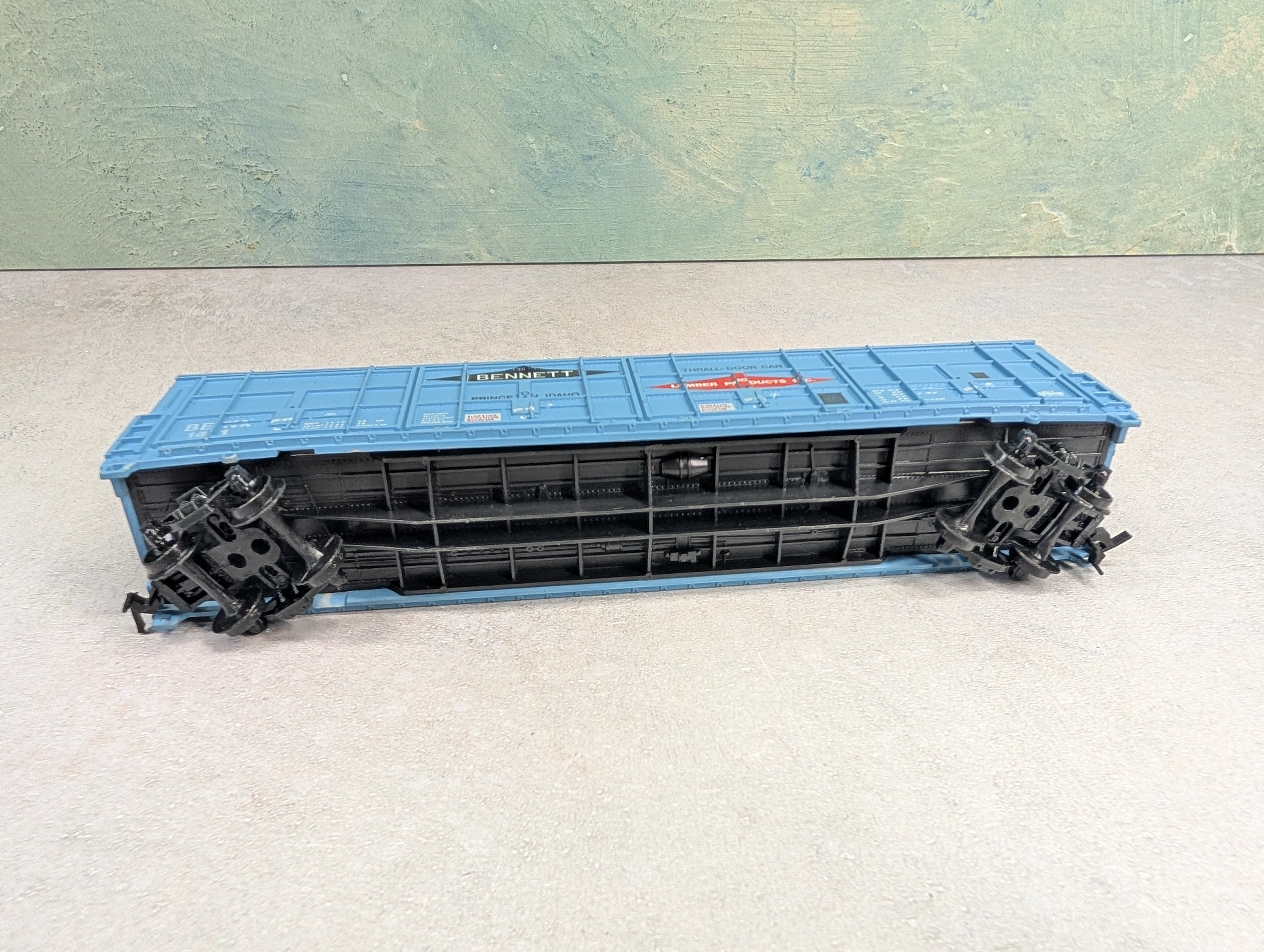 USED Life-Like HO Scale Thrall Door Box Car Bennett Lumber Products BENX #141