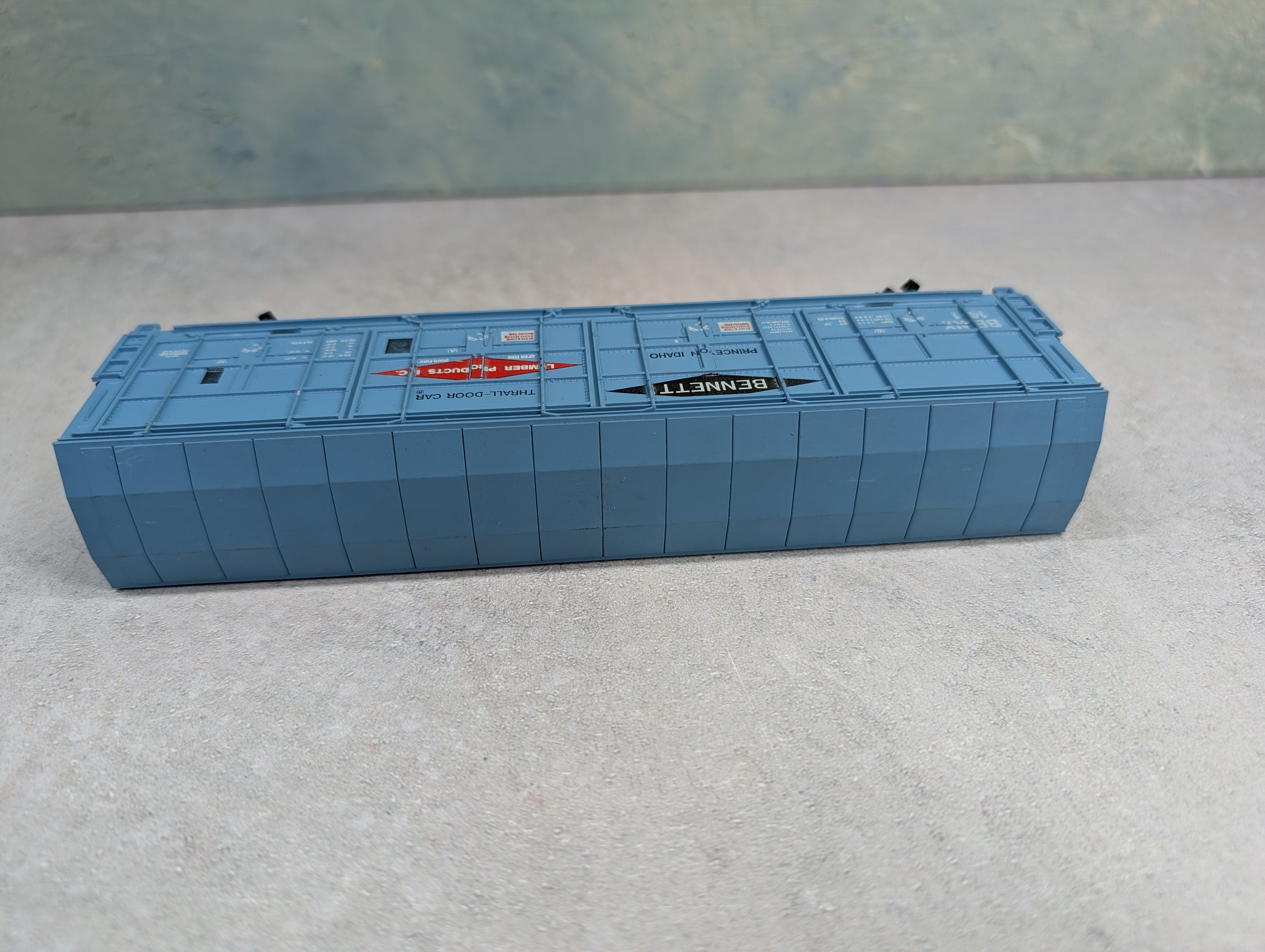 USED Life-Like HO Scale Thrall Door Box Car Bennett Lumber Products BENX #141