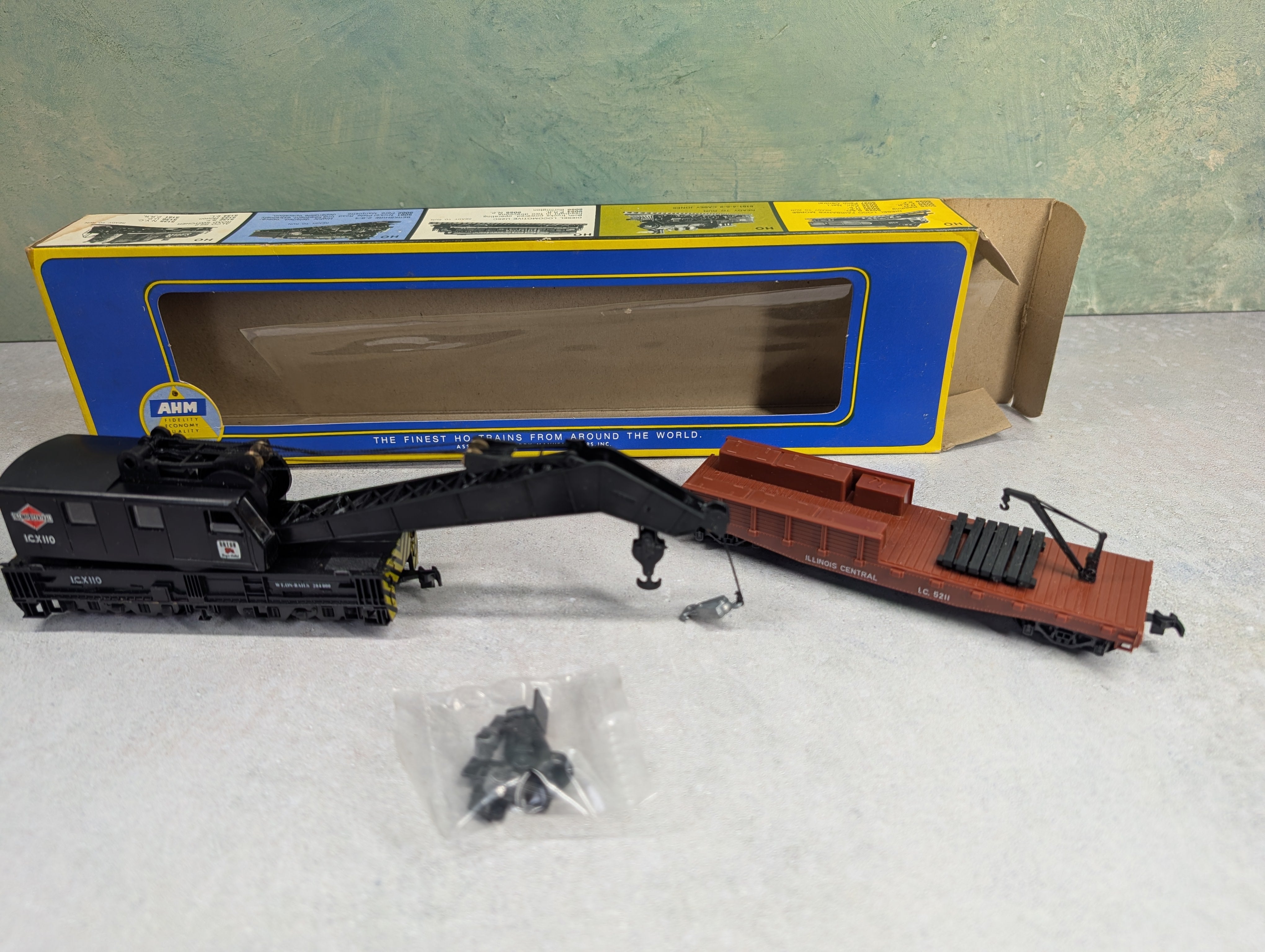 USED AHM 798 HO Scale Wrecking Crane Illinois Central ICX #110