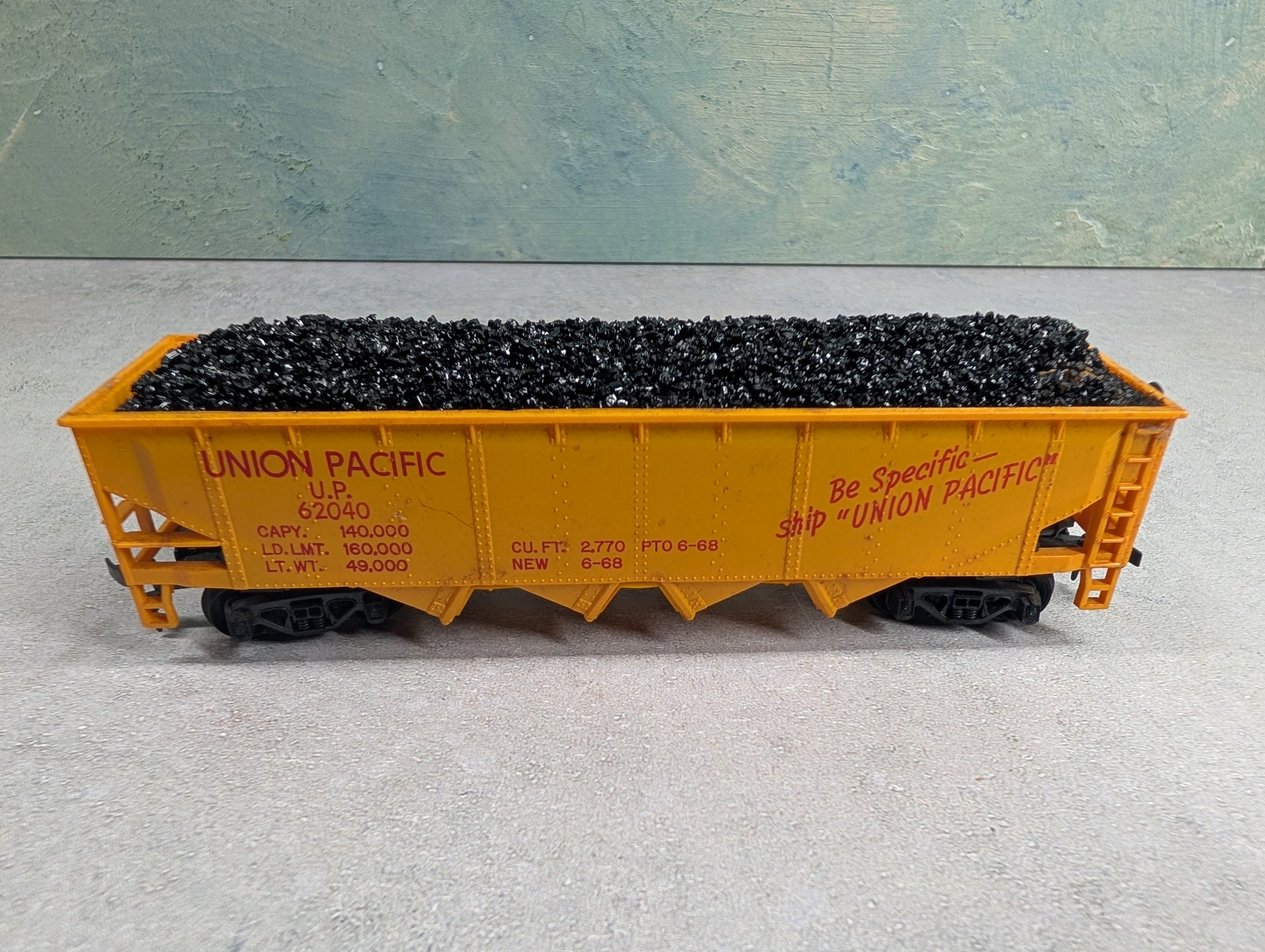 USED Tyco HO Scale Quad Hopper Union Pacific UP #62040 w/ Load