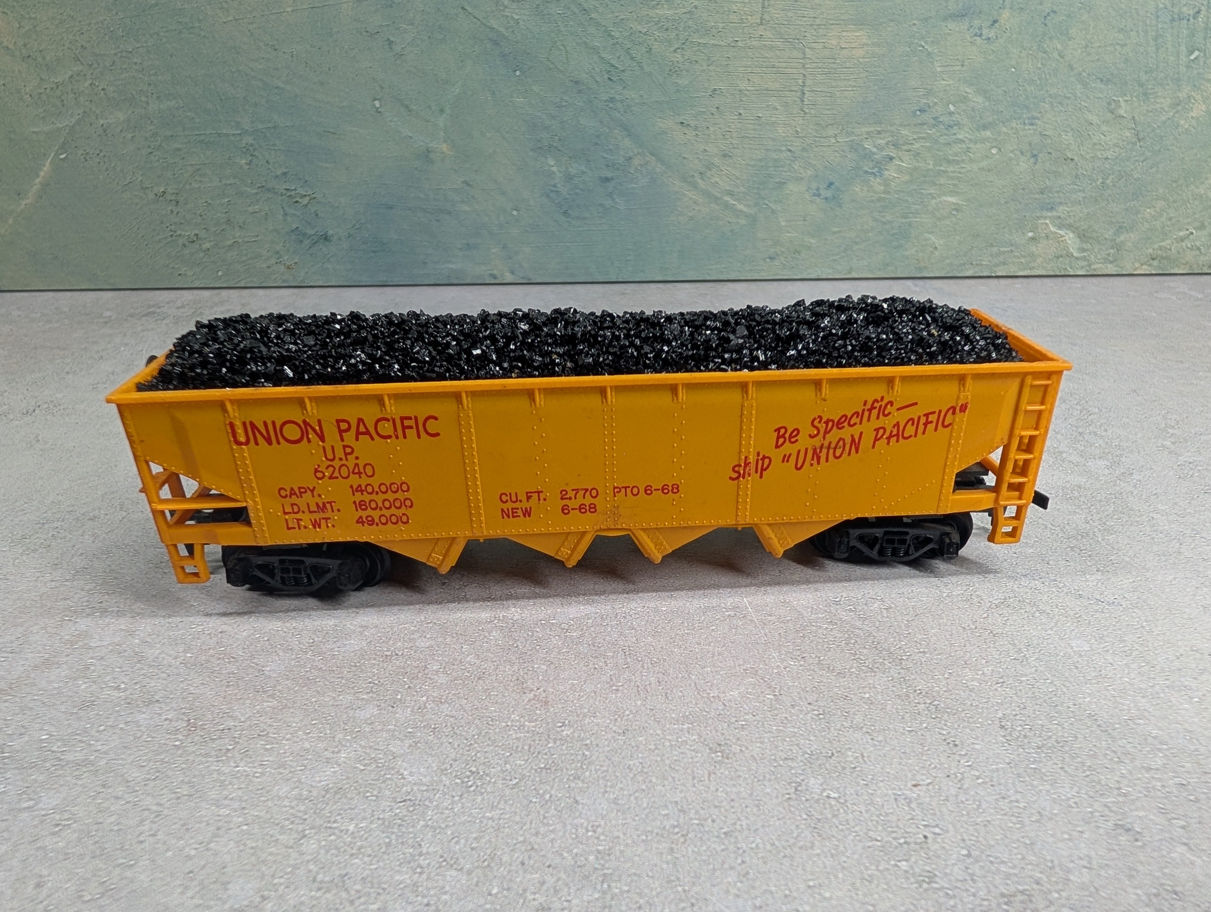 USED Tyco HO Scale Quad Hopper Union Pacific UP #62040 w/ Load