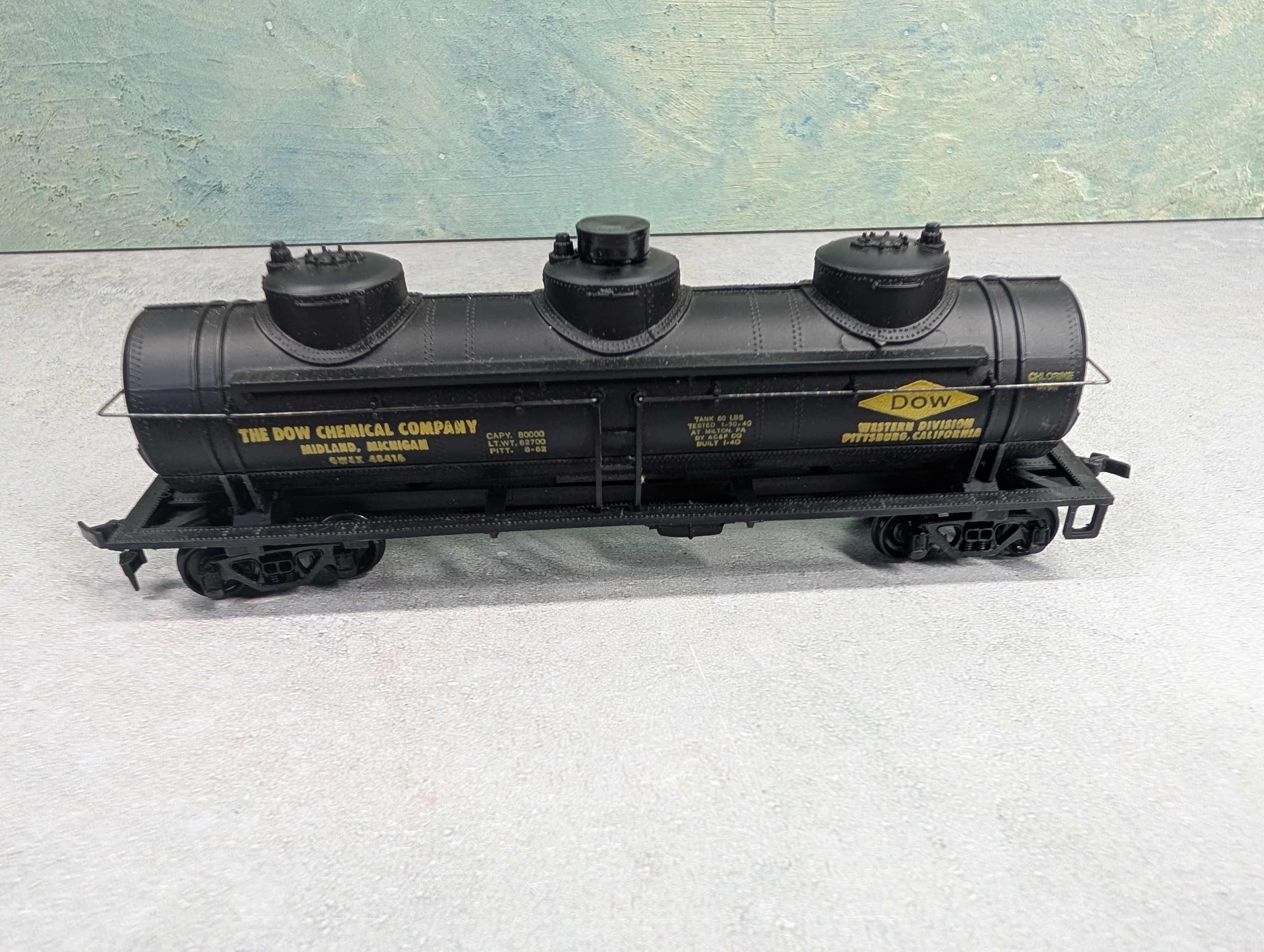 USED Lionel HO Scale Triple Dome Tank Car Dow Chemical GWEX #48416