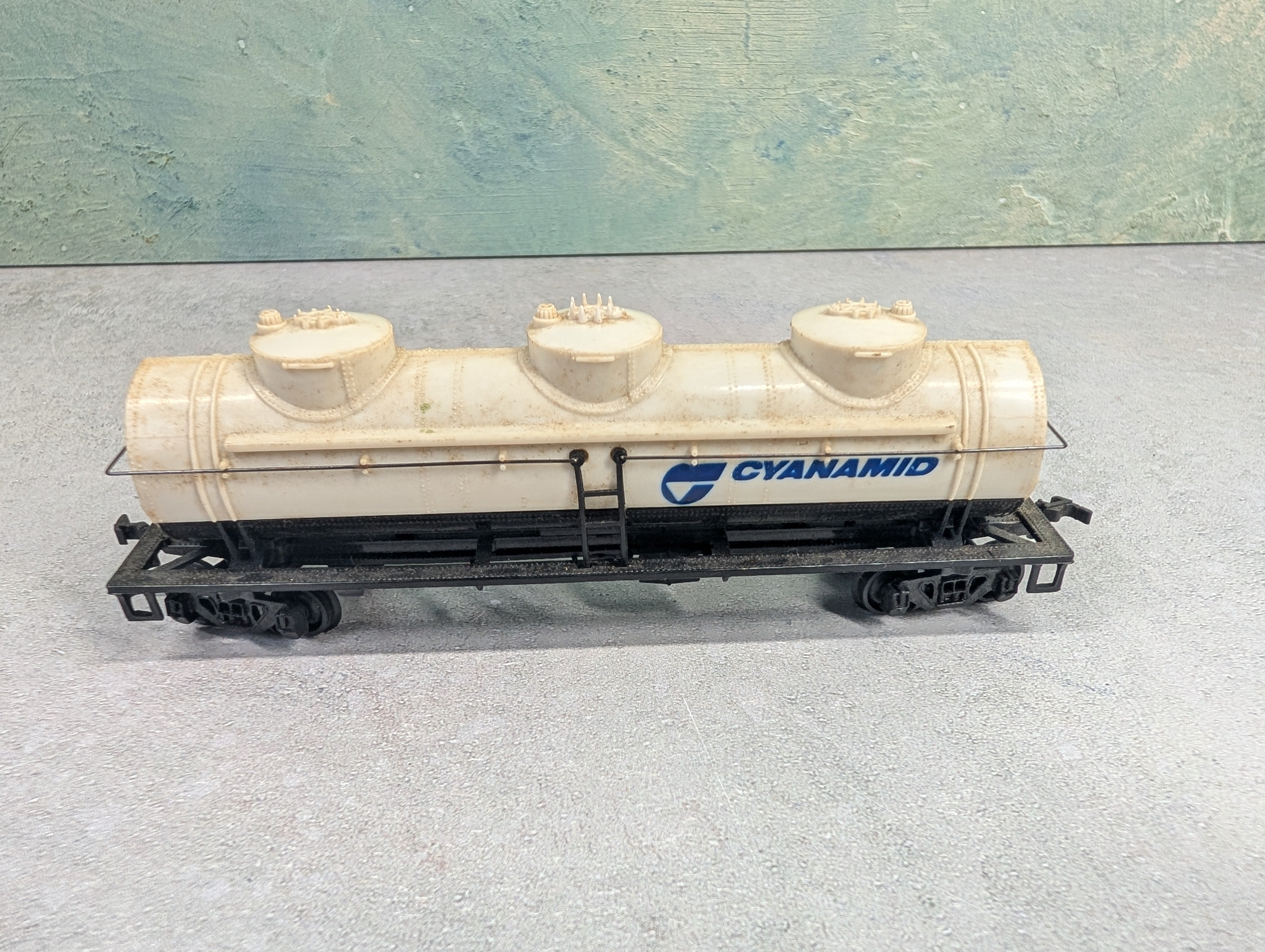 USED Bachmann HO Scale Triple Dome Tank Car Cyanamid