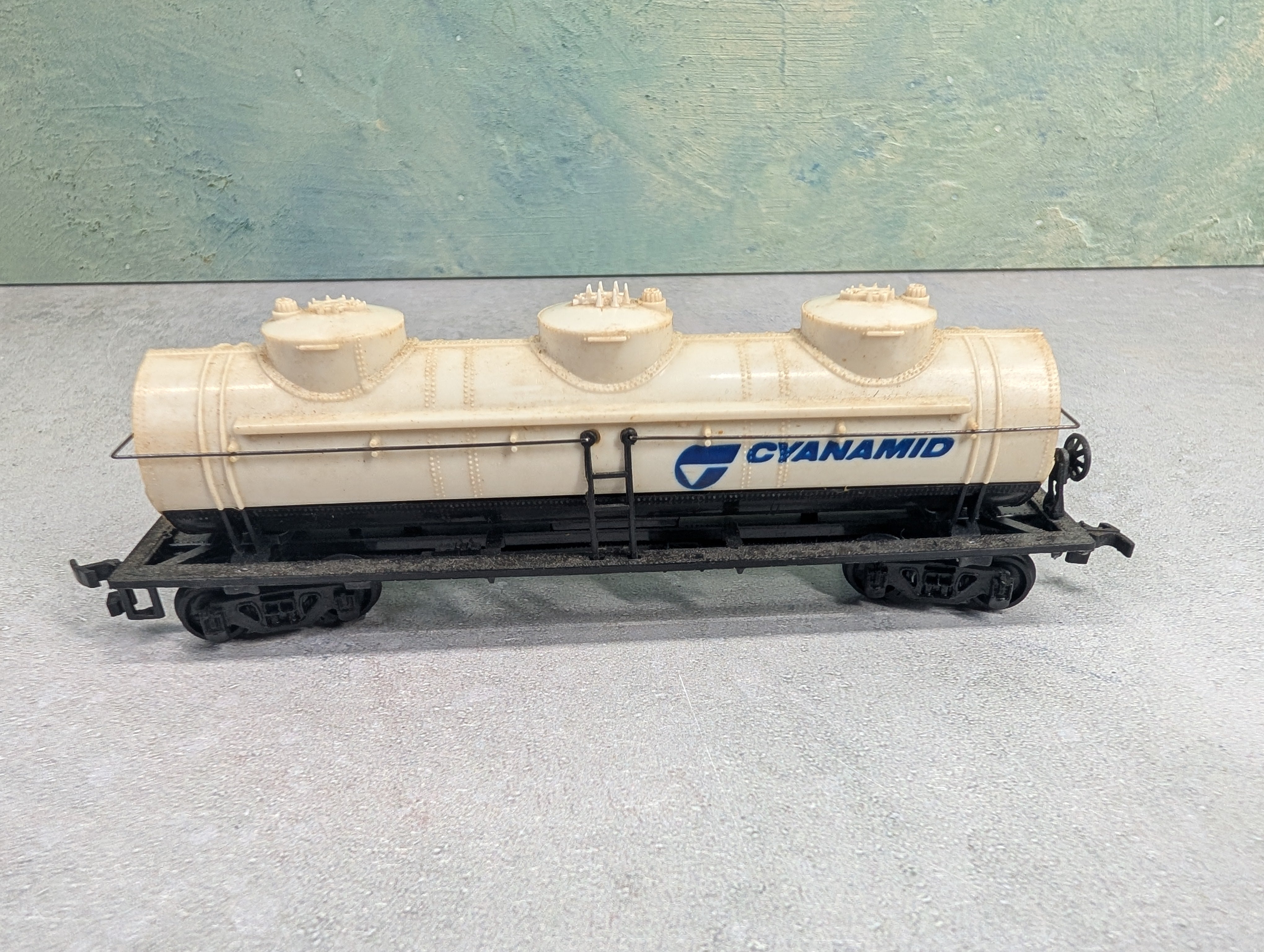 USED Bachmann HO Scale Triple Dome Tank Car Cyanamid