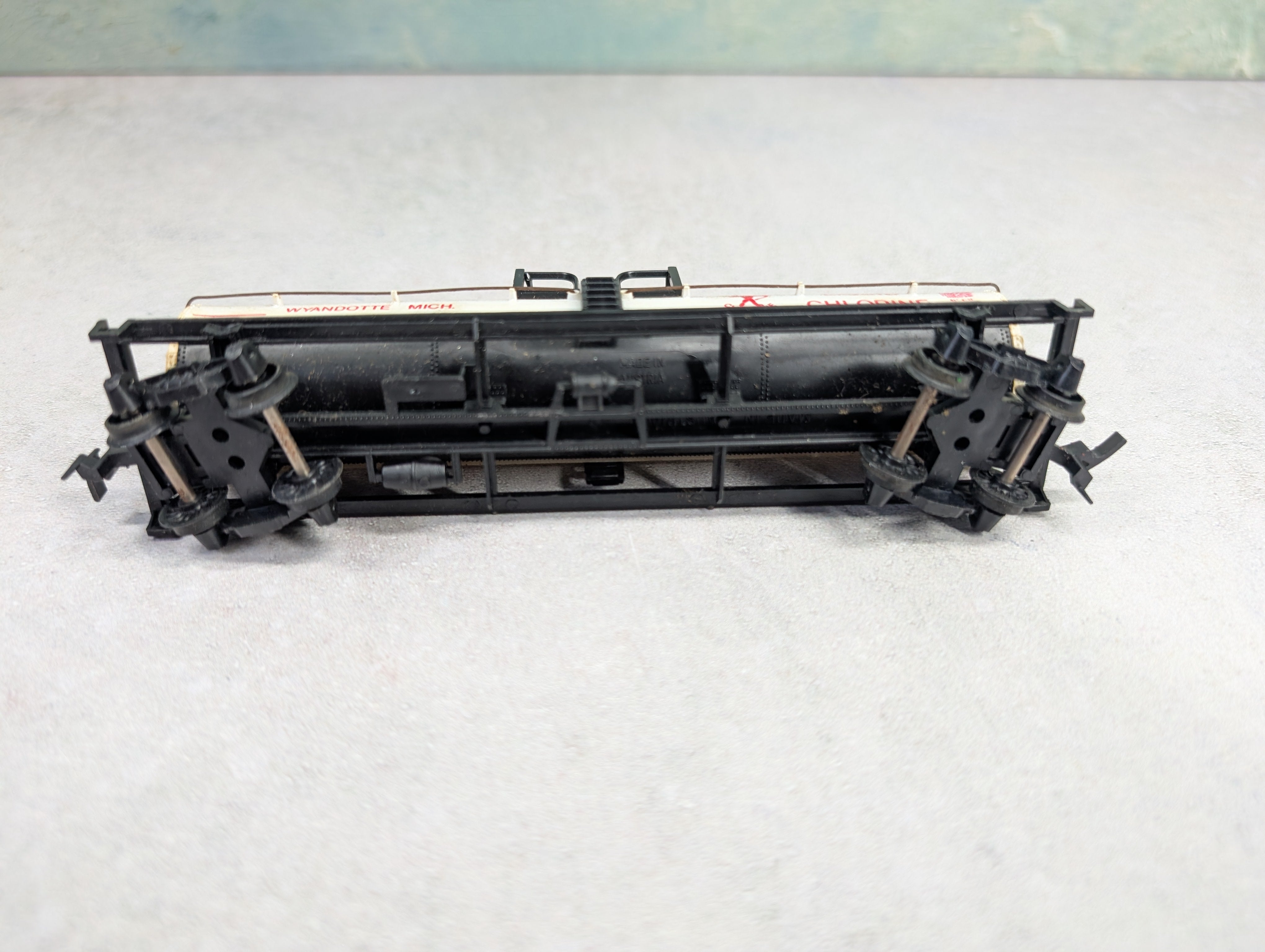 USED AHM HO Scale Chemical Tank Car Michigan Alkali GATX #39617