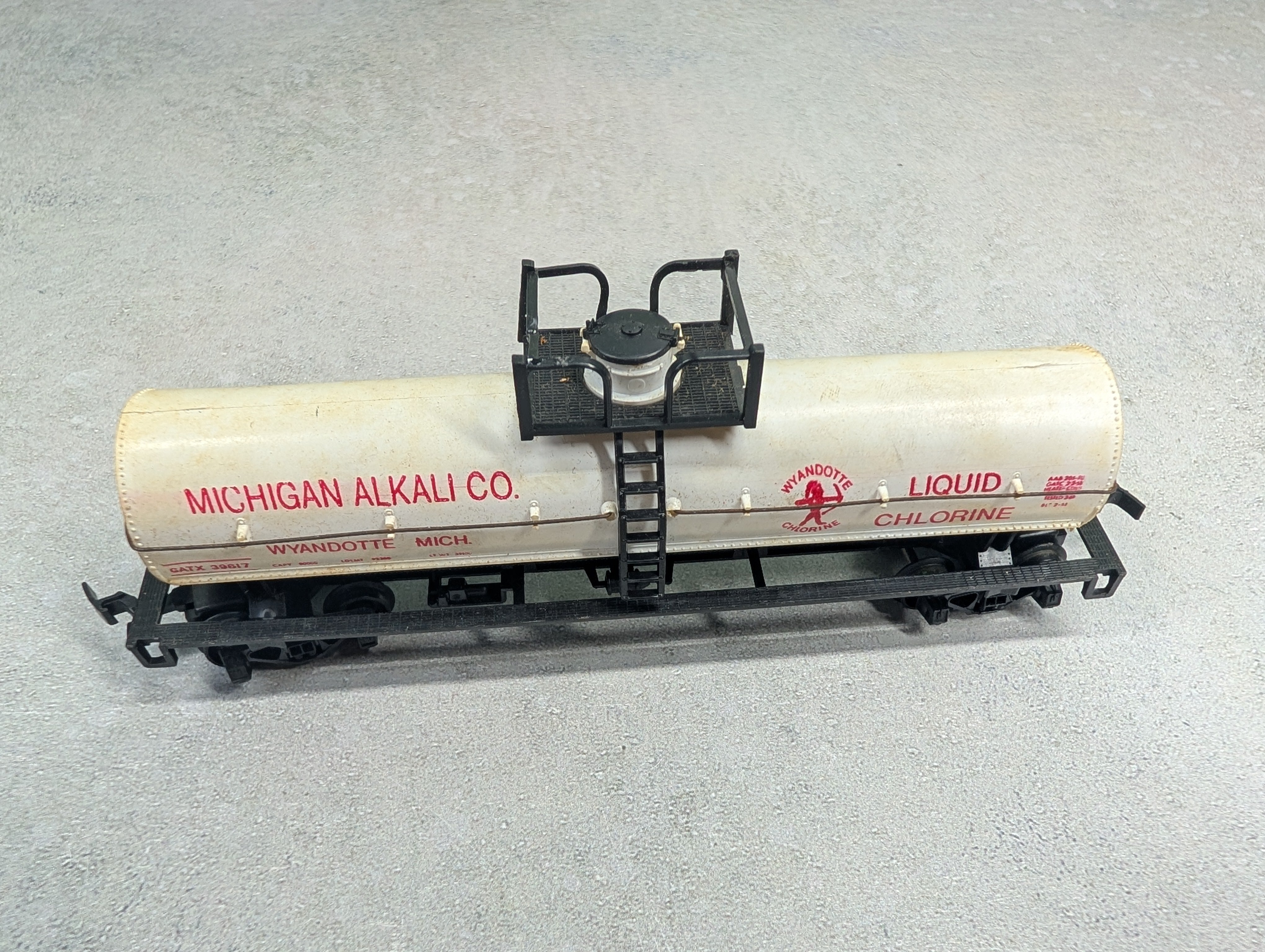USED AHM HO Scale Chemical Tank Car Michigan Alkali GATX #39617