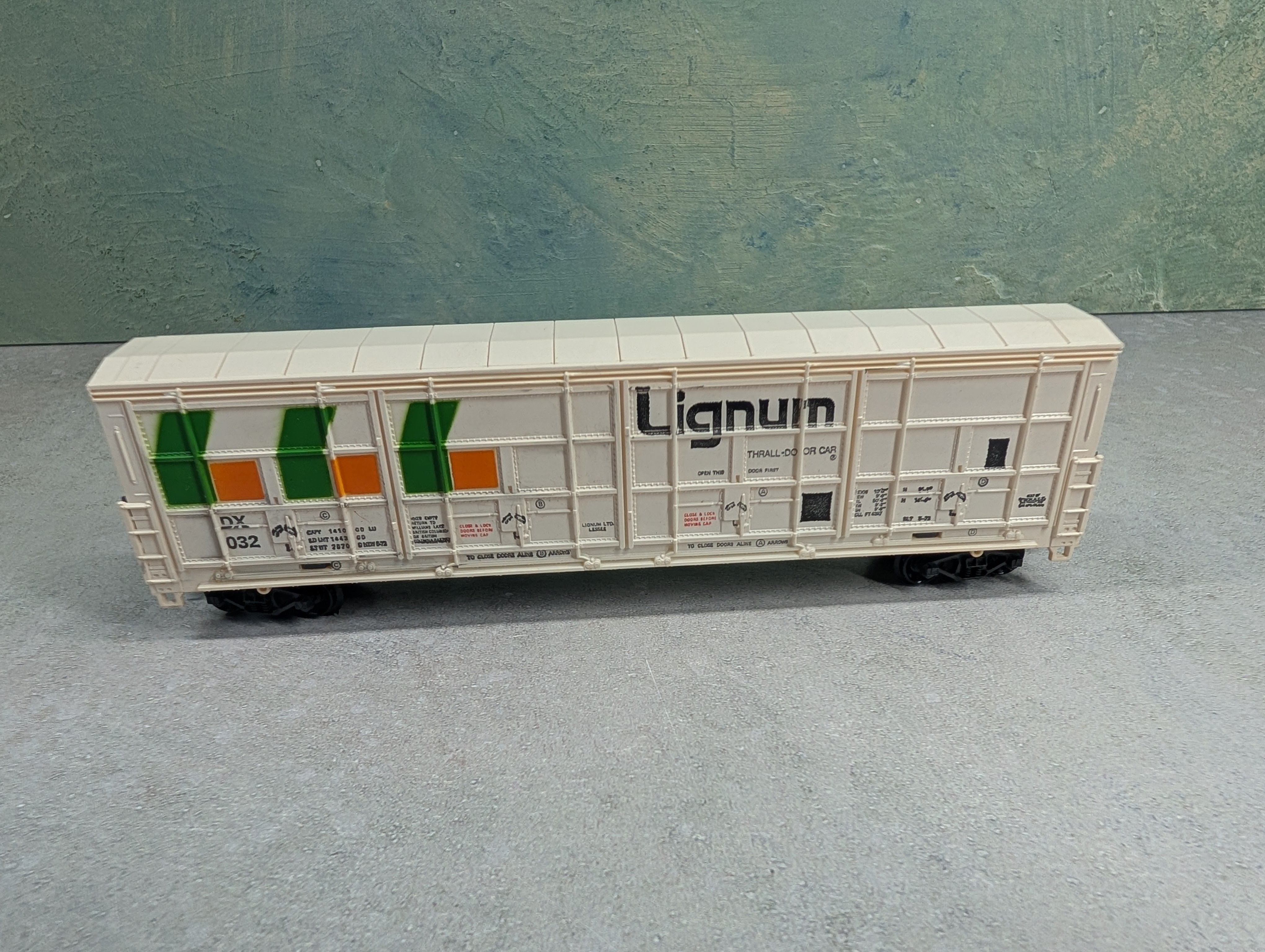USED Life-Like HO Scale Thrall Door Box Car Lignum NADX #80032