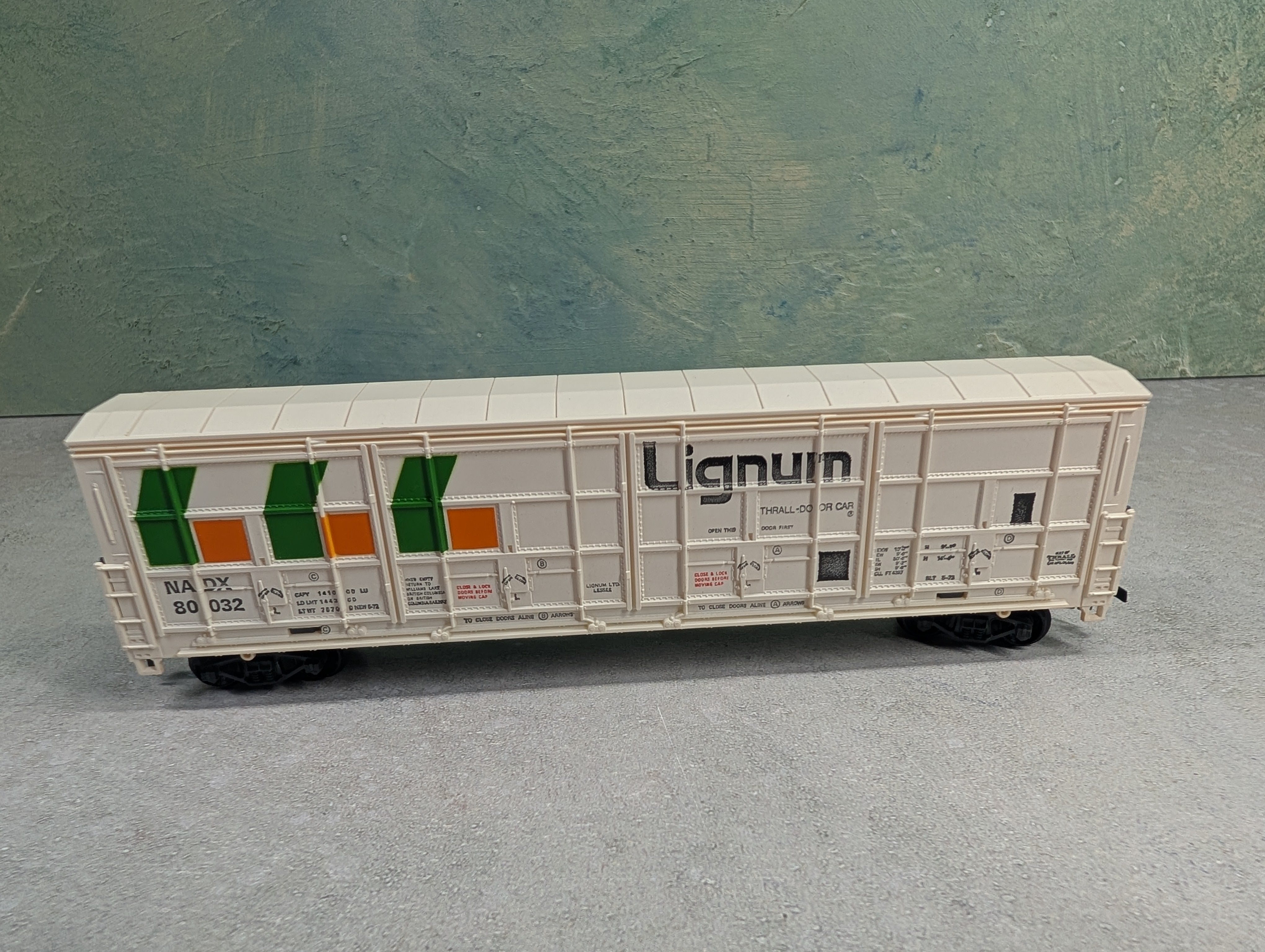 USED Life-Like HO Scale Thrall Door Box Car Lignum NADX #80032