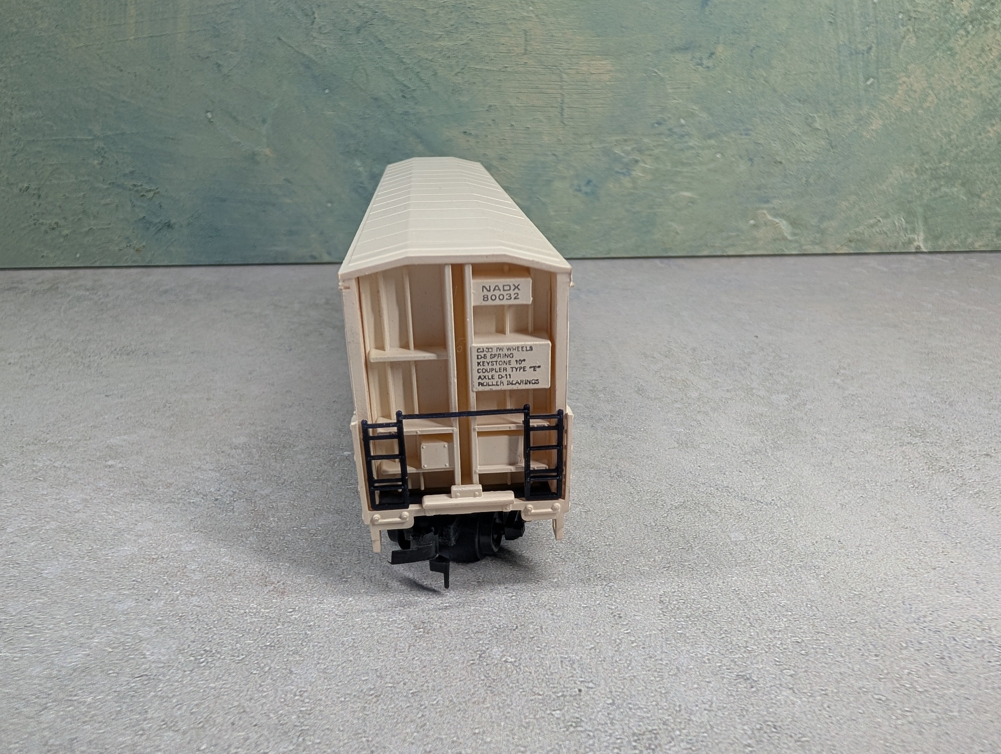 USED Life-Like HO Scale Thrall Door Box Car Lignum NADX #80032