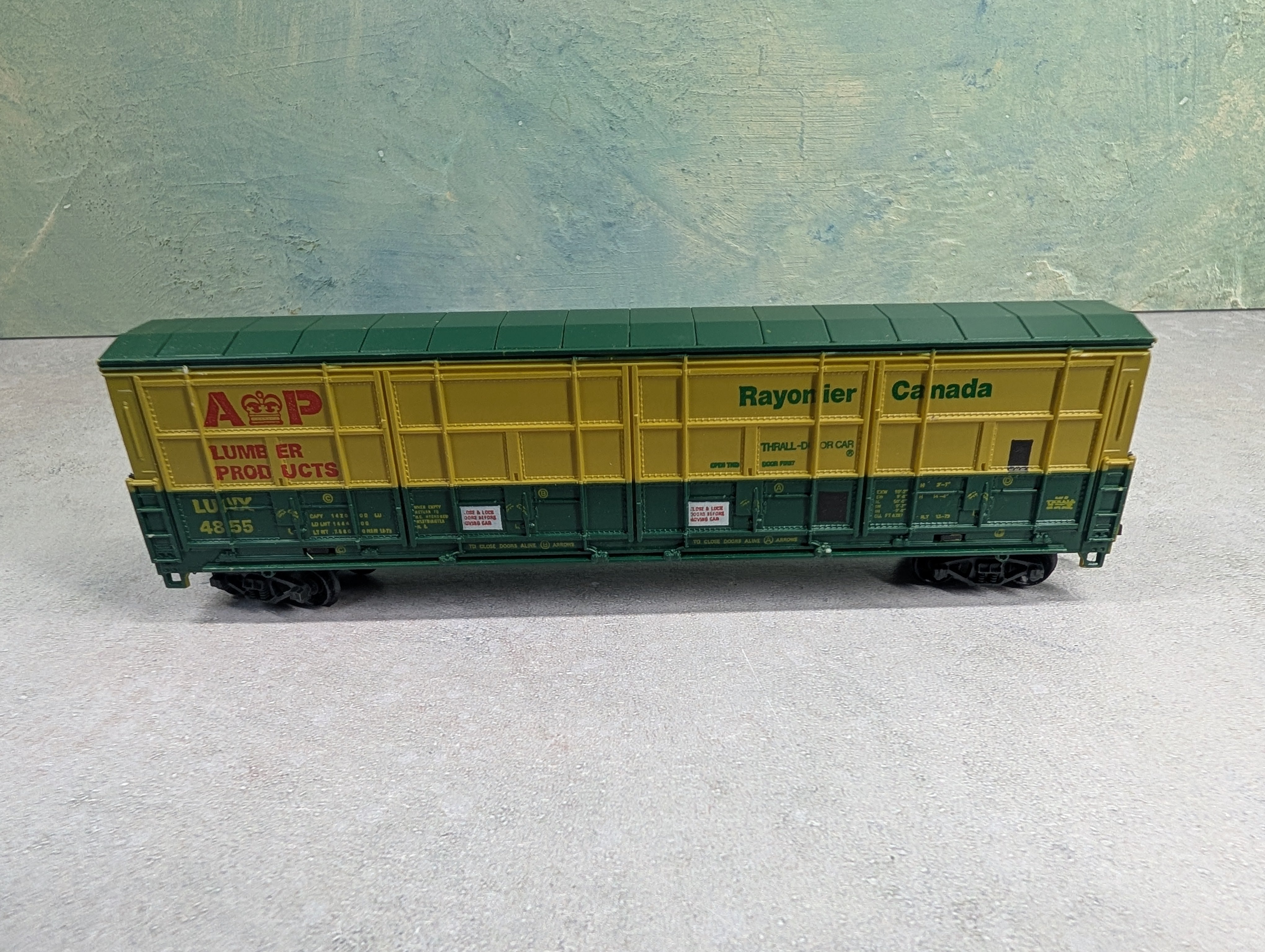 USED Life-Like HO Scale Thrall Door Box Car AP Lumber Products LUNX #4855