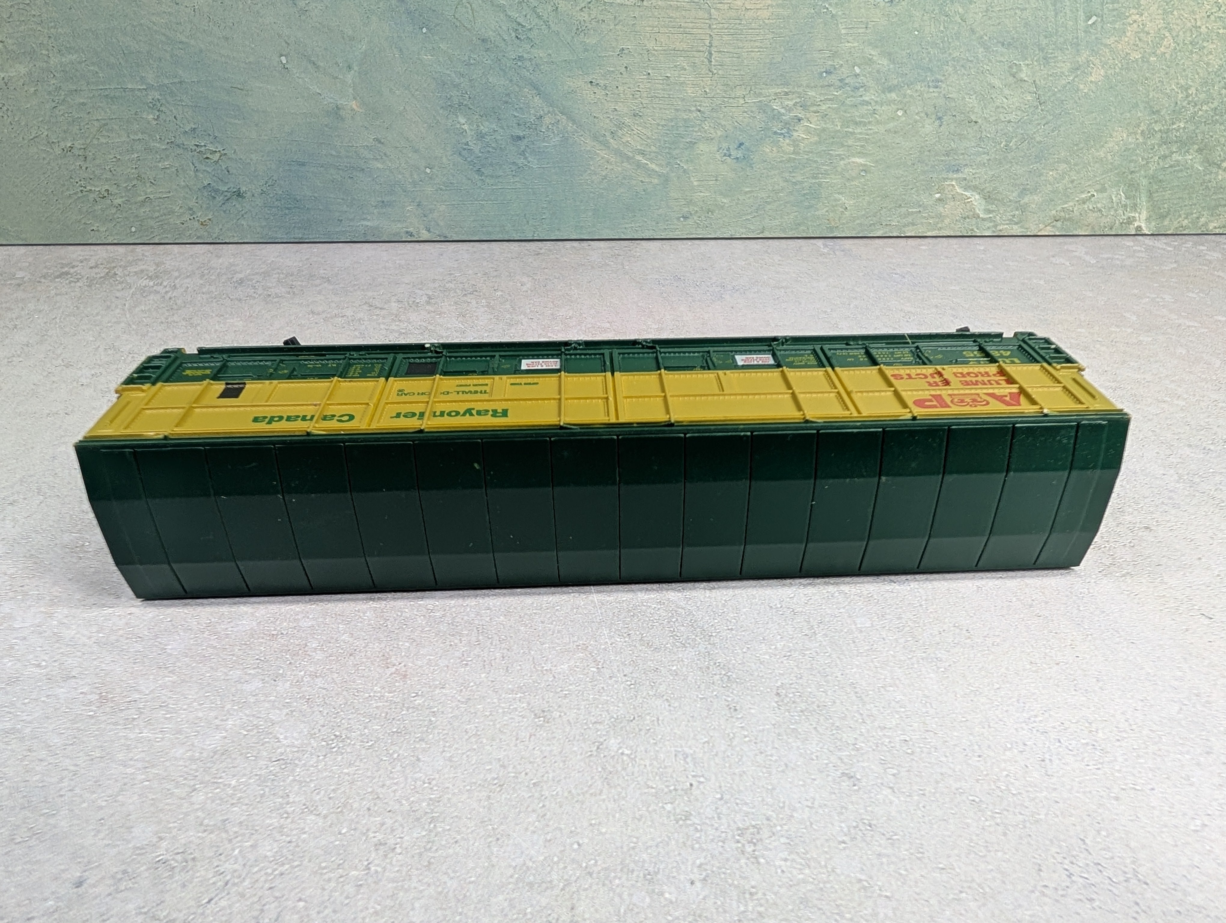 USED Life-Like HO Scale Thrall Door Box Car AP Lumber Products LUNX #4855