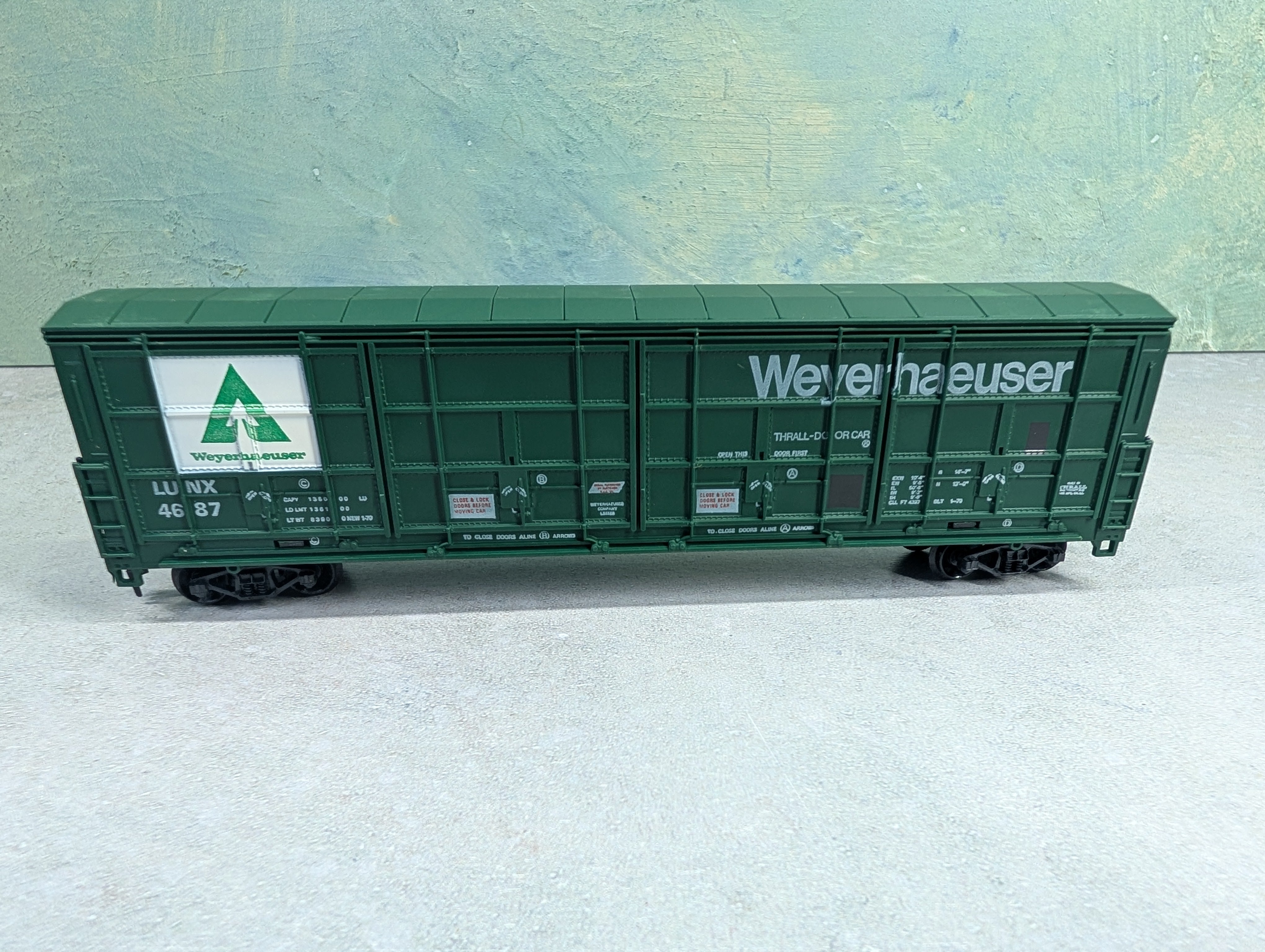 USED Life-Like HO Scale Thrall Door Box Car Weyerhaeuser LUNX #4687