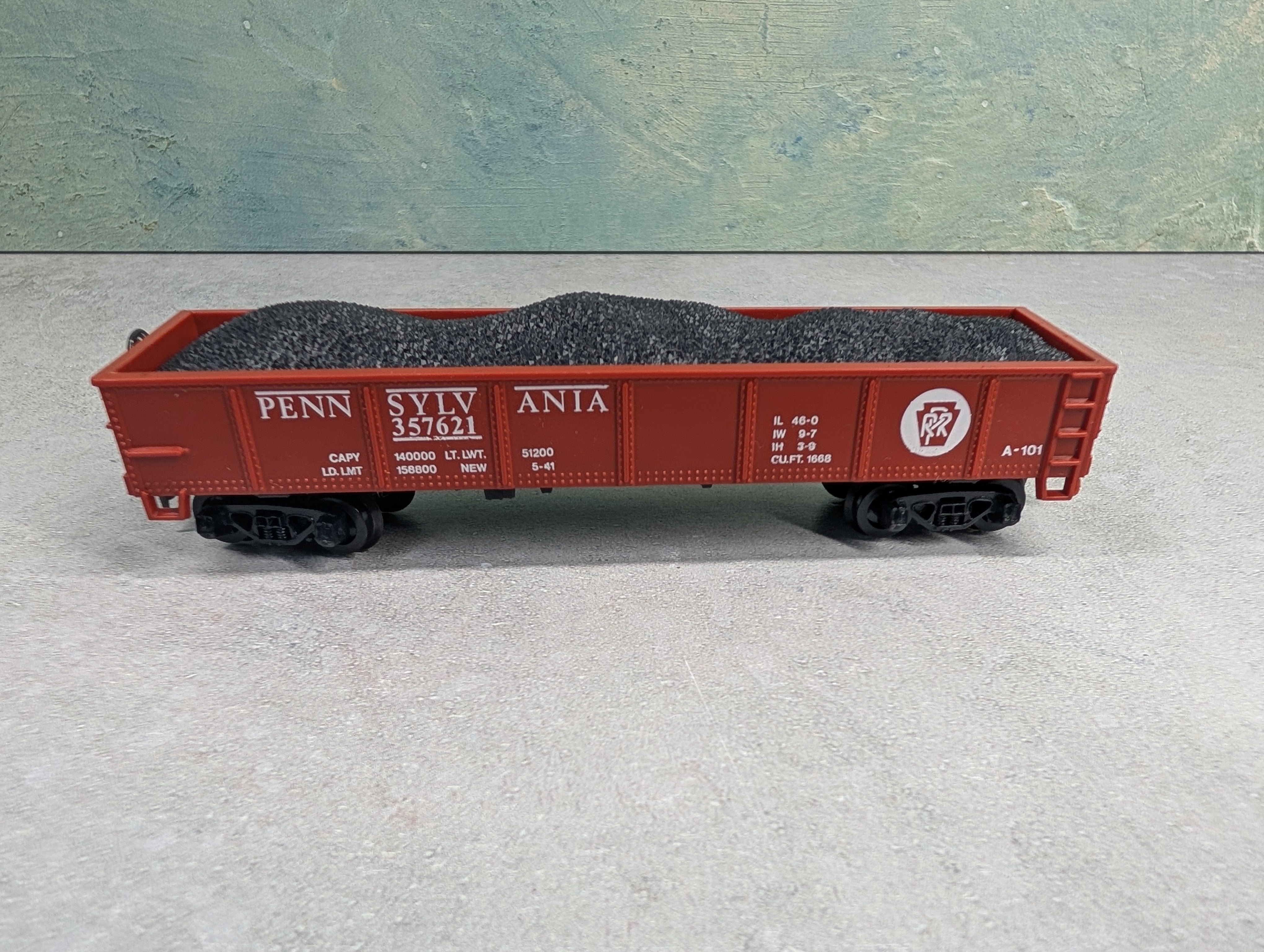 USED HO Scale 40' Gondola Pennsylvania #357621 w/ Load