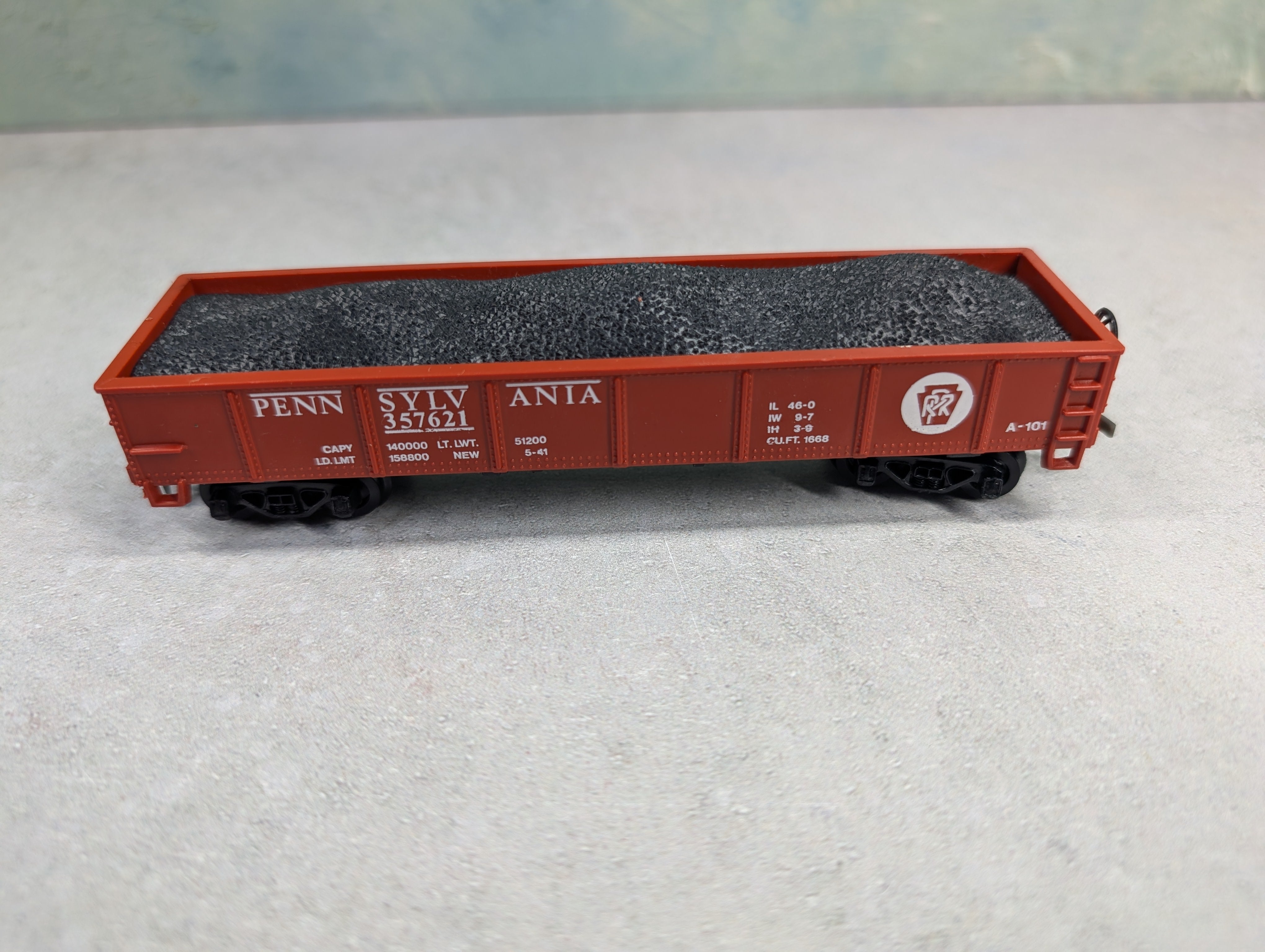 USED HO Scale 40' Gondola Pennsylvania #357621 w/ Load