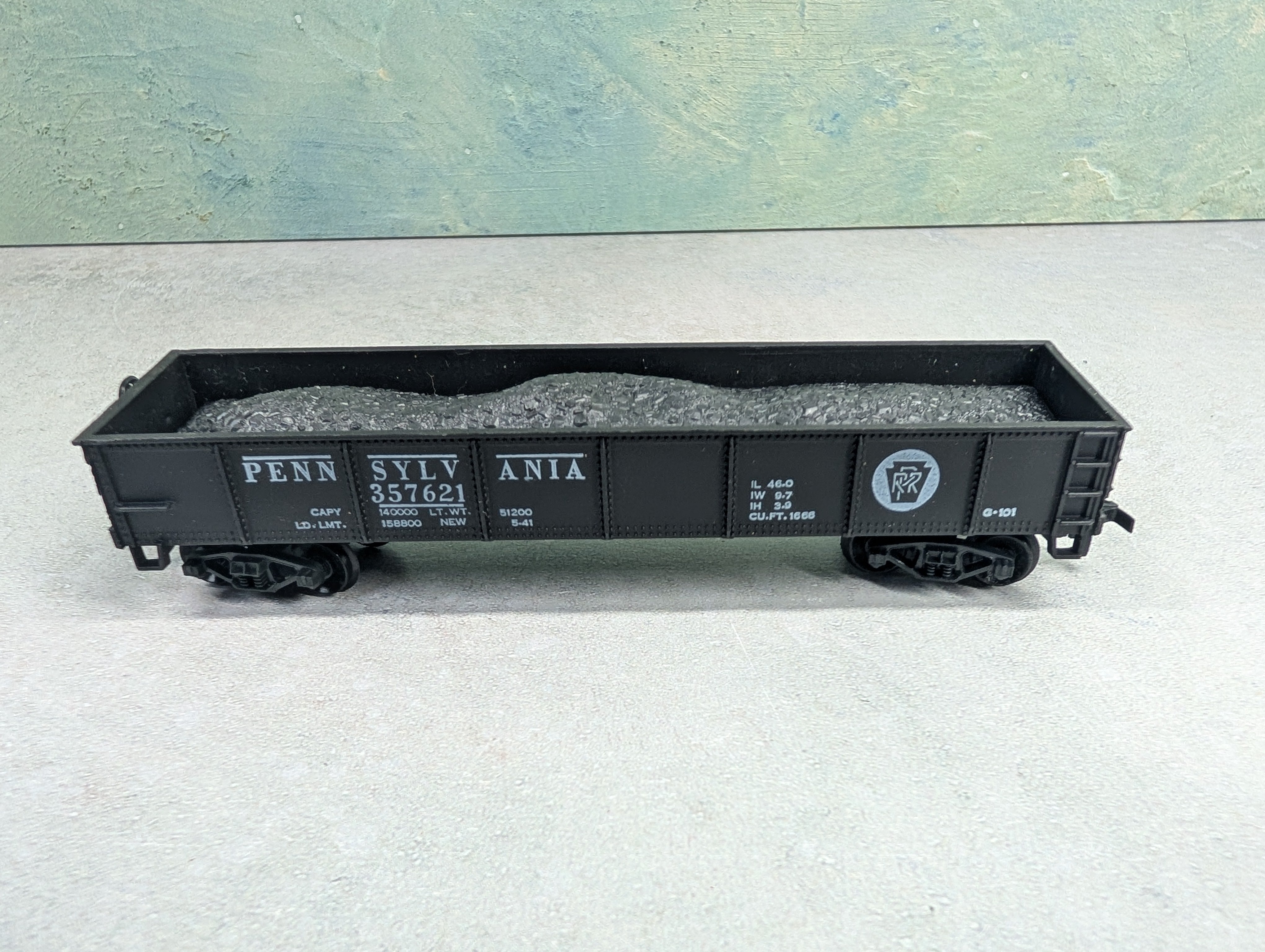 USED HO Scale 40' Gondola Pennsylvania #357621 Black w/ Load