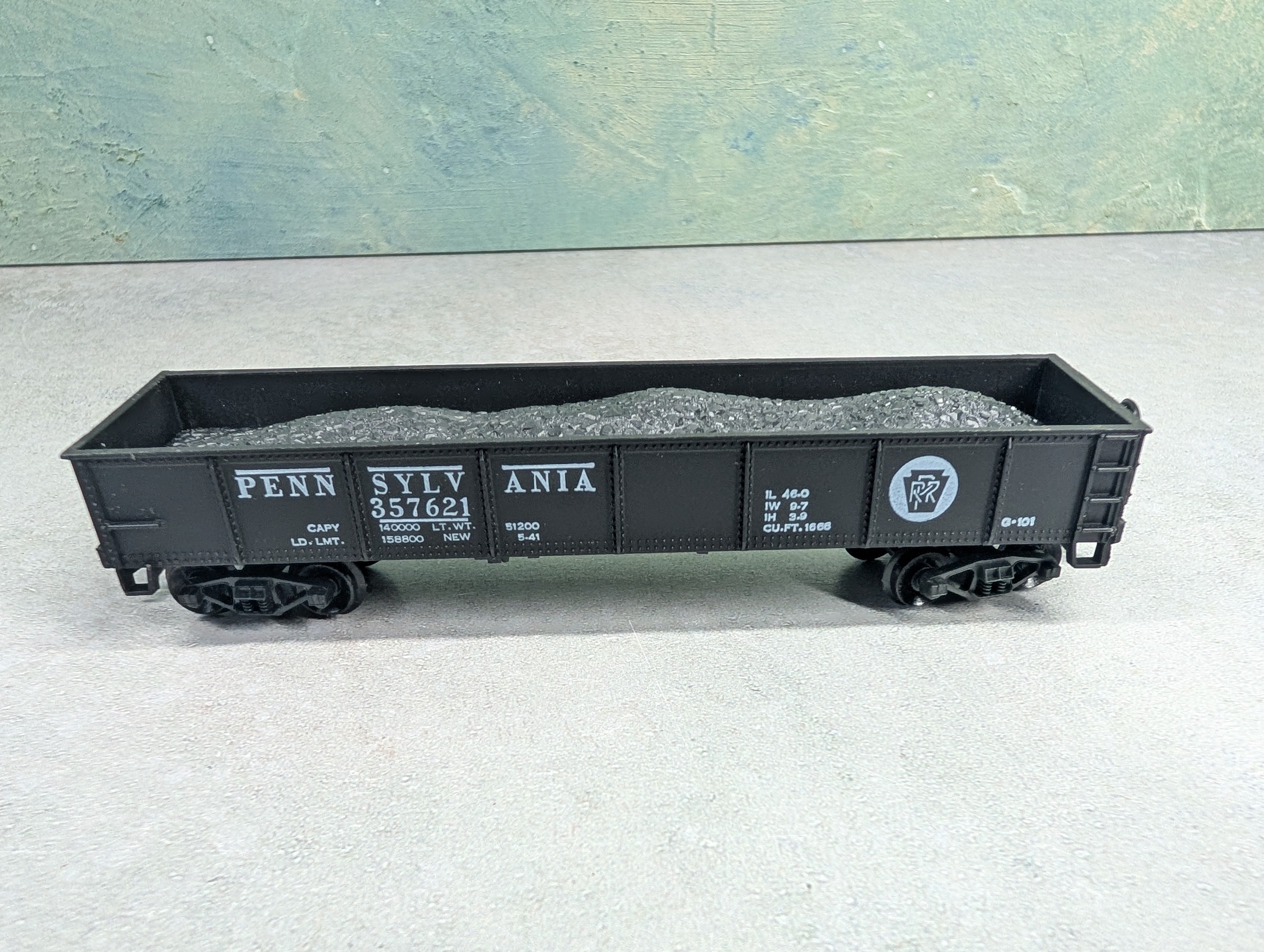 USED HO Scale 40' Gondola Pennsylvania #357621 Black w/ Load