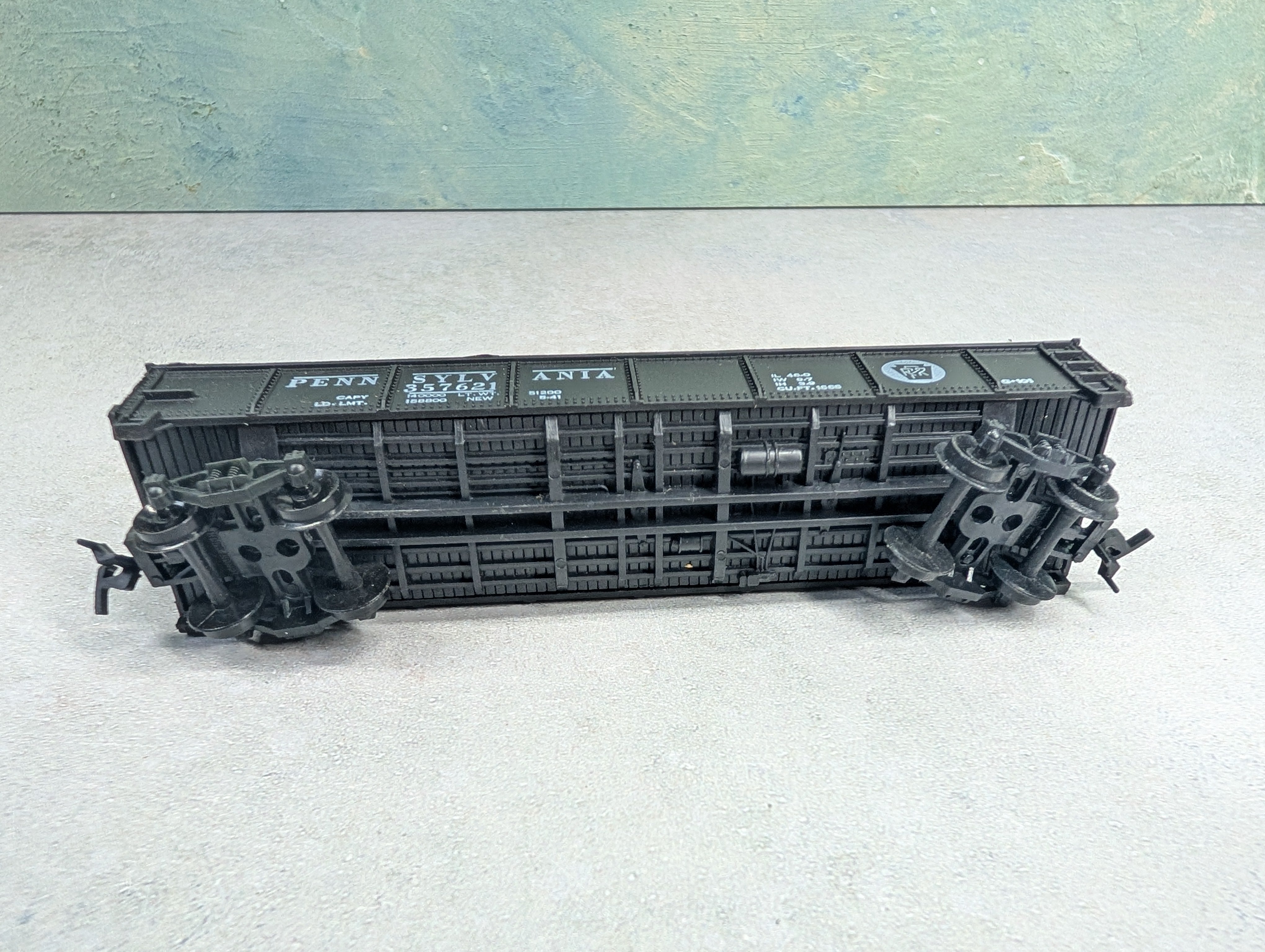 USED HO Scale 40' Gondola Pennsylvania #357621 Black w/ Load
