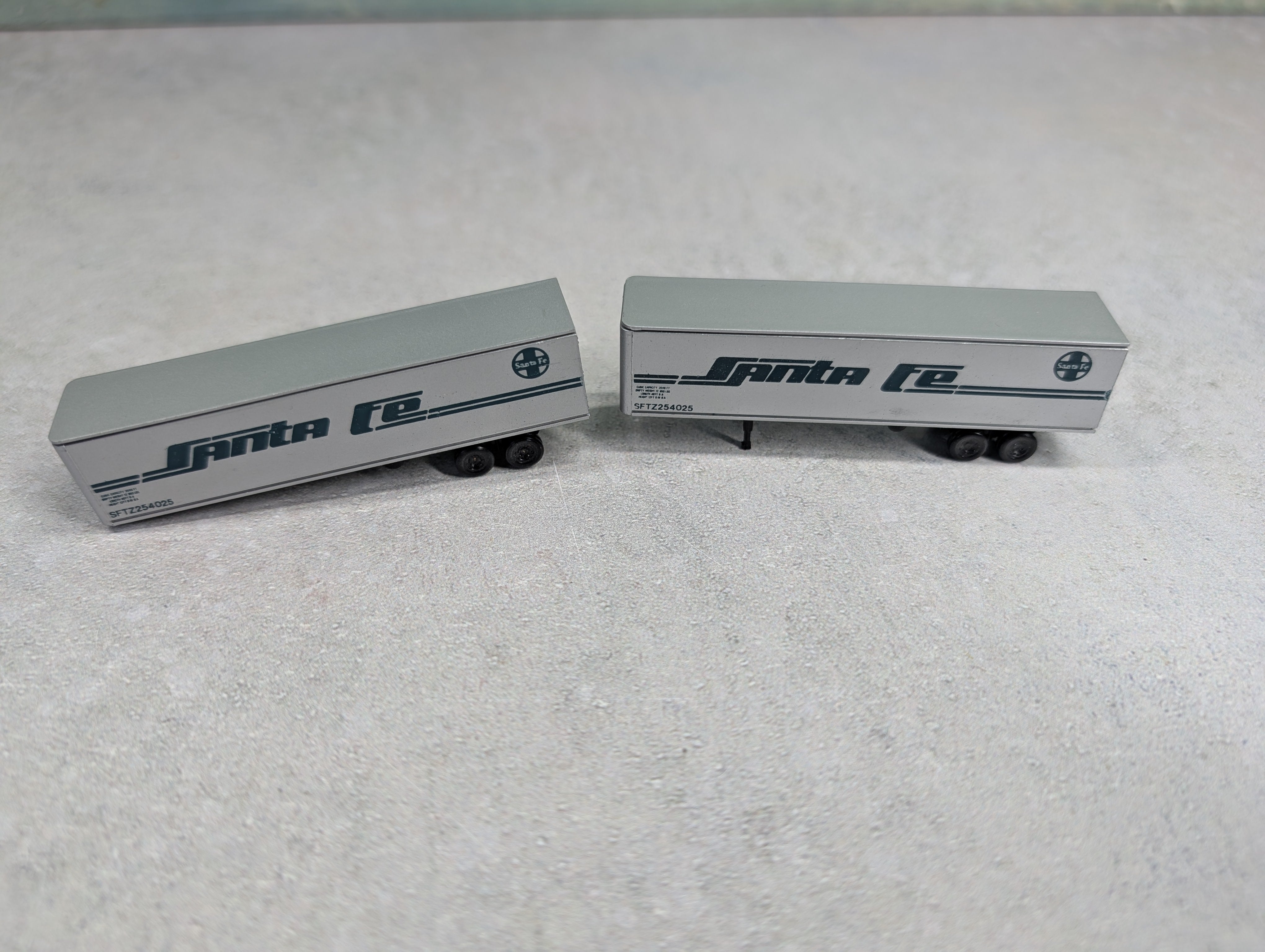 USED N Scale 40' Trailers Santa Fe SFTZ #254025 (2 pcs)