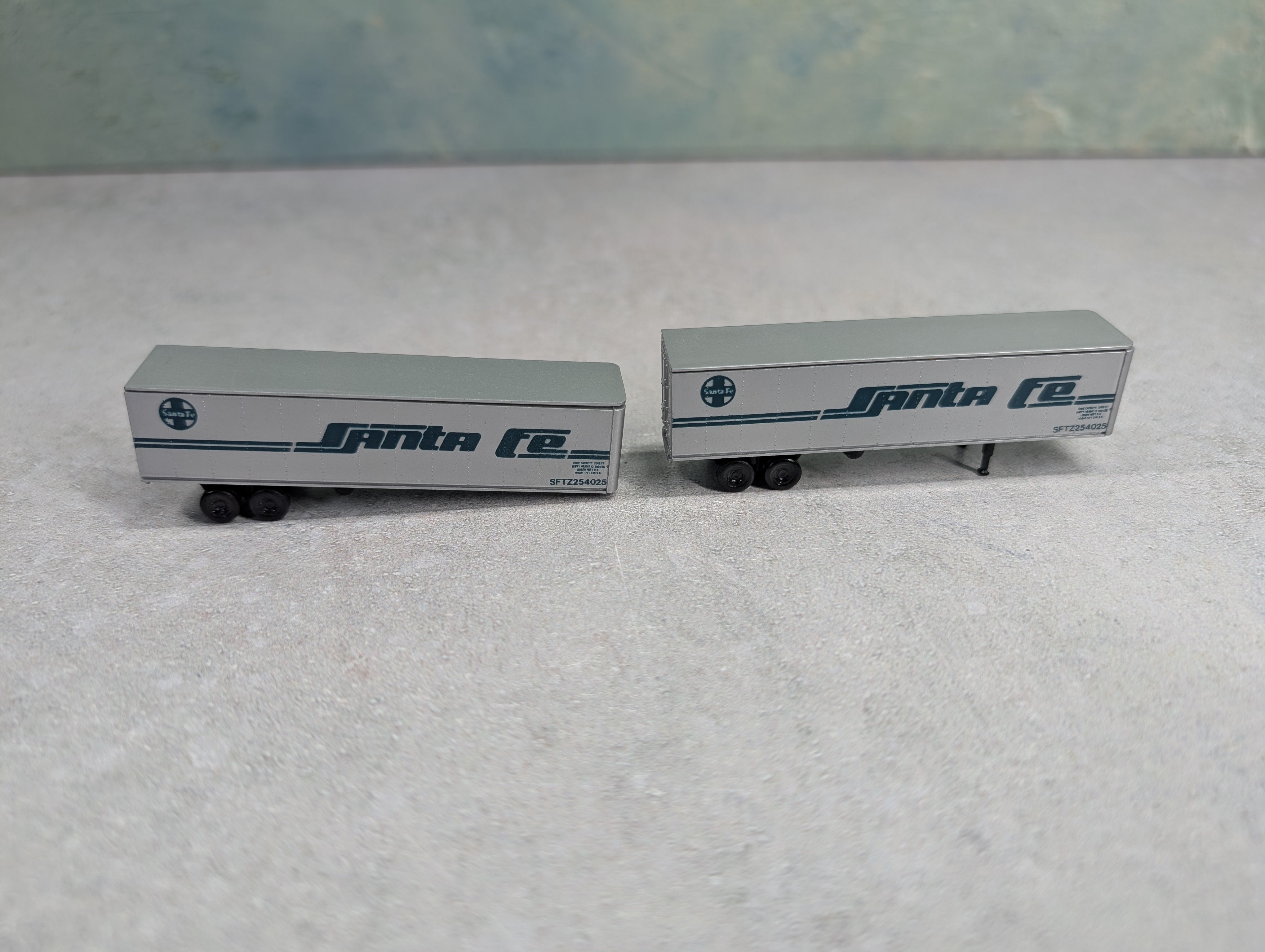 USED N Scale 40' Trailers Santa Fe SFTZ #254025 (2 pcs)