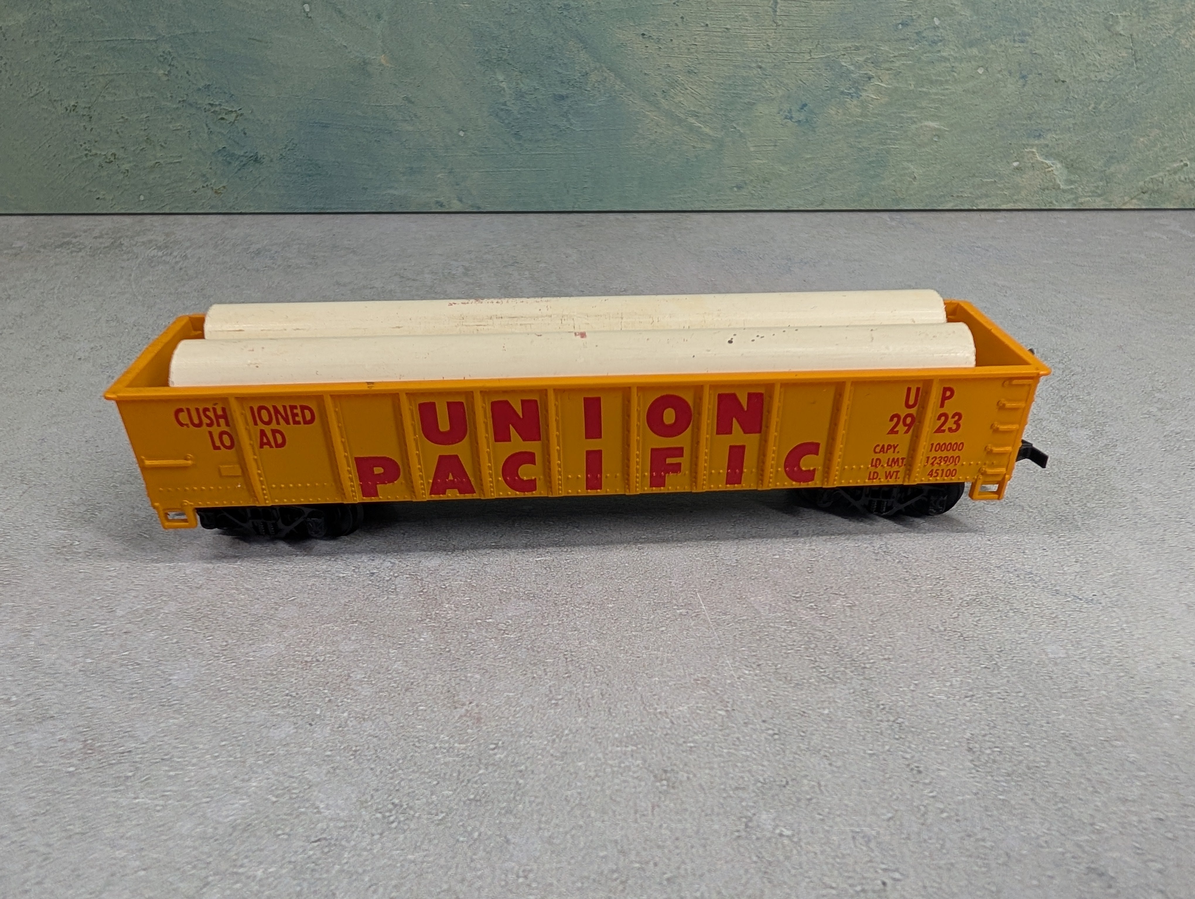 USED Tyco HO Scale 40' Gondola Union Pacific UP #2923 w/ Custom Pipe Load