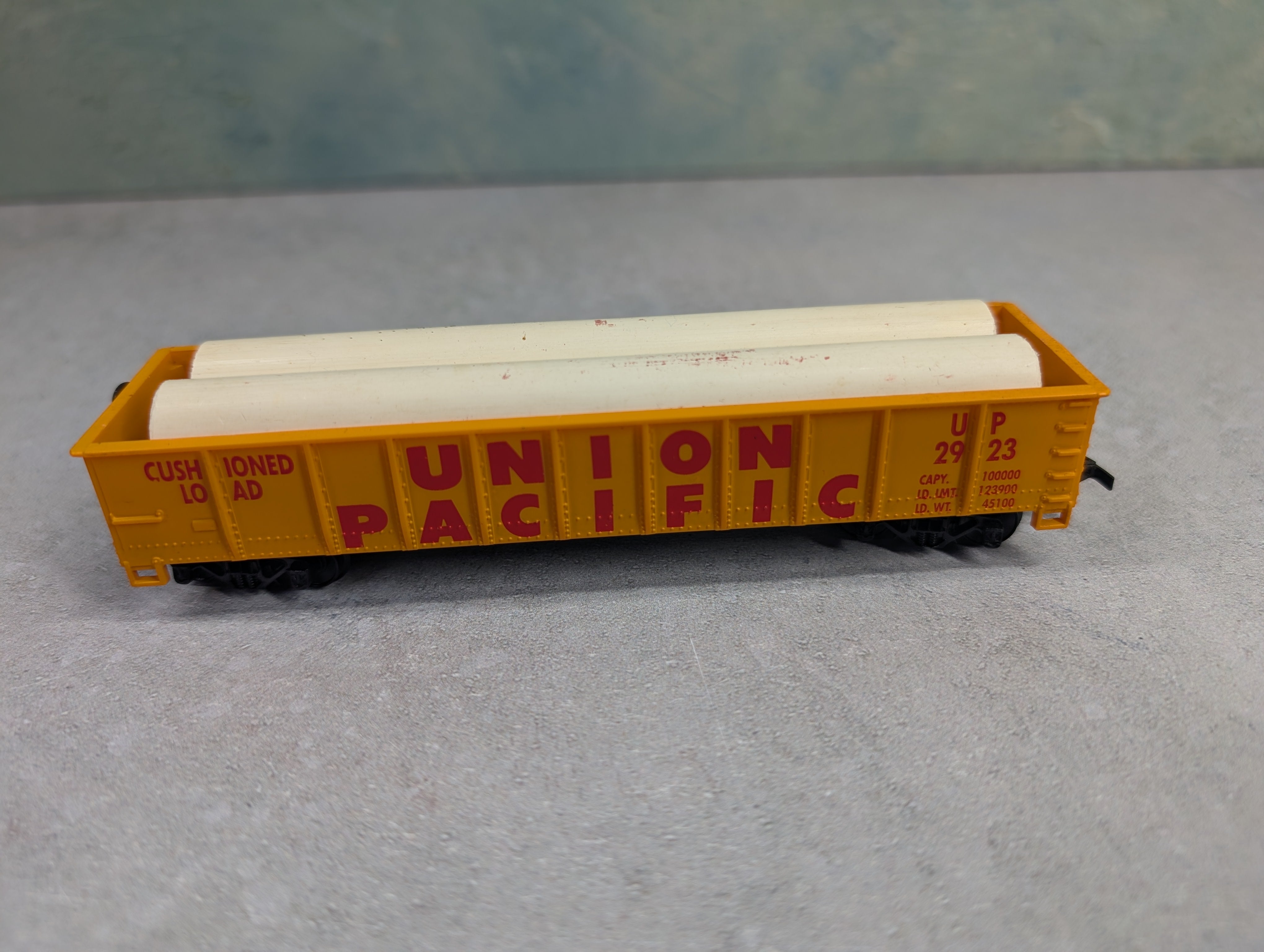 USED Tyco HO Scale 40' Gondola Union Pacific UP #2923 w/ Custom Pipe Load